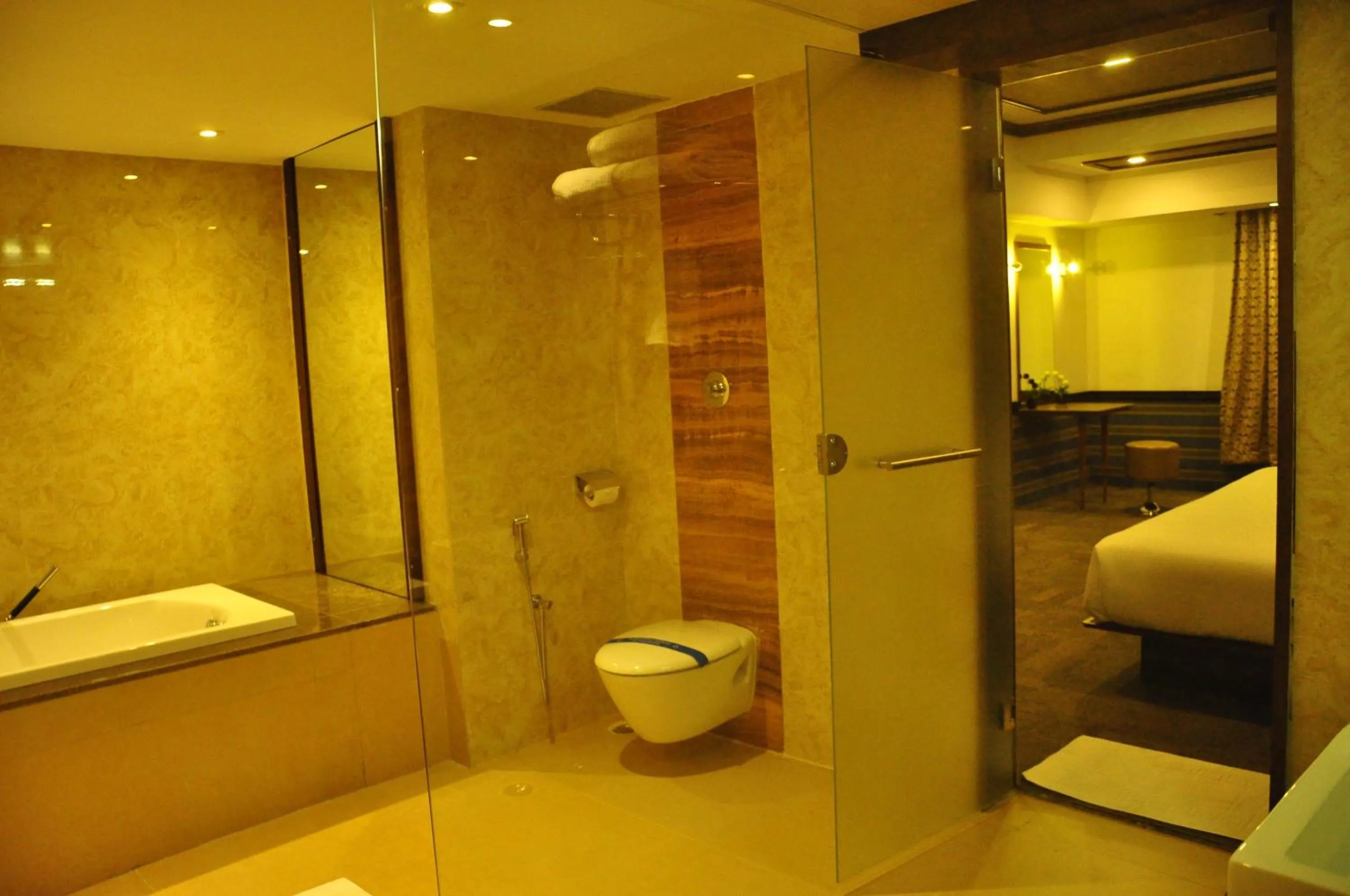Shower, Bed in Hotel Atrium
