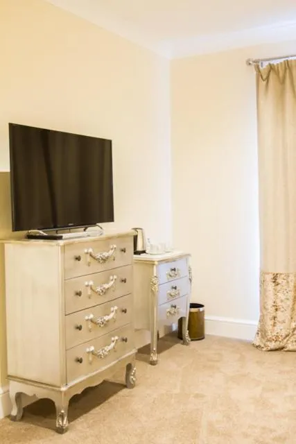 TV and multimedia in Fair Oak House Exeter Airport