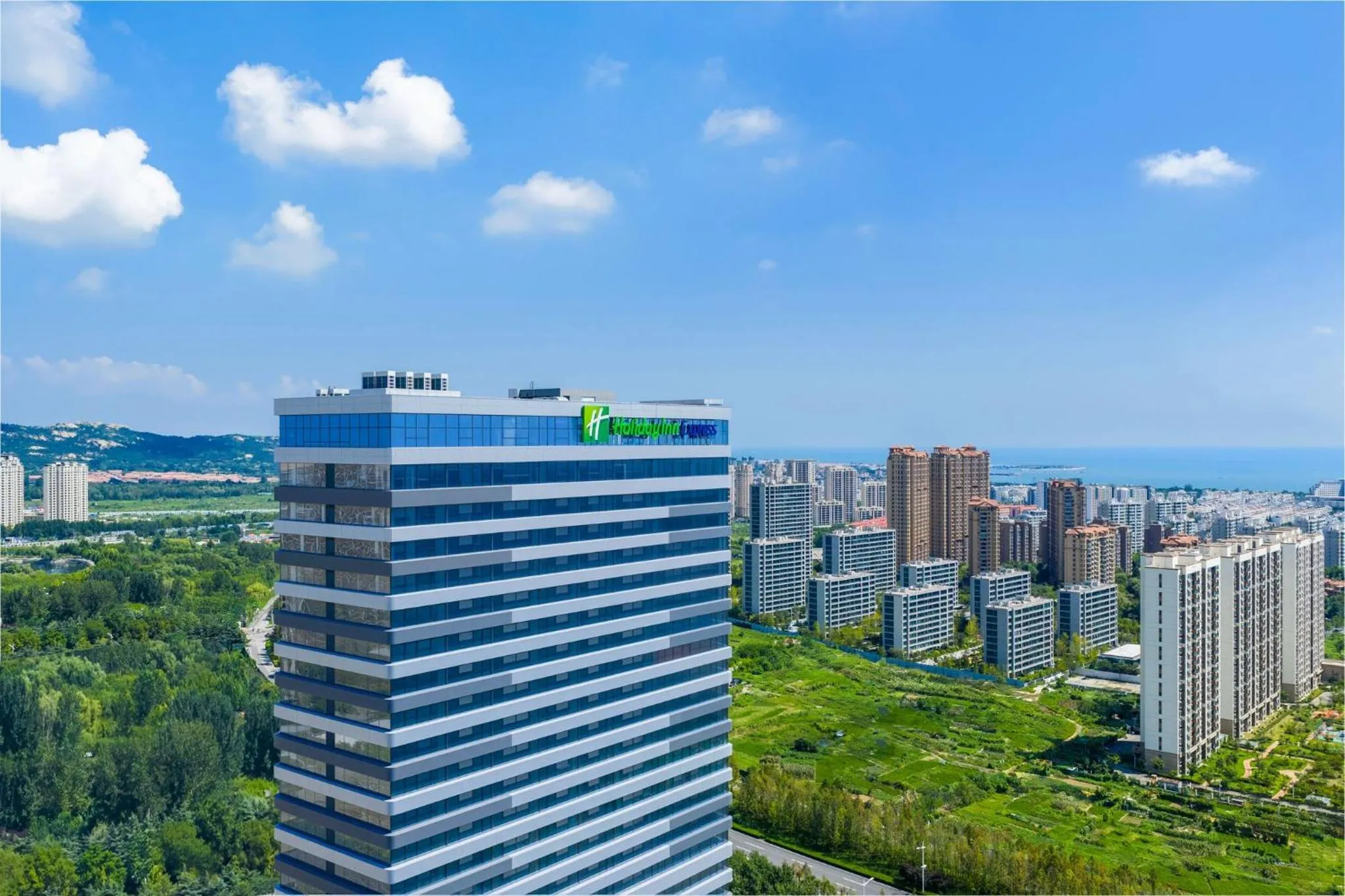 Property building in Holiday Inn Express Rizhao Oriental Colorful City