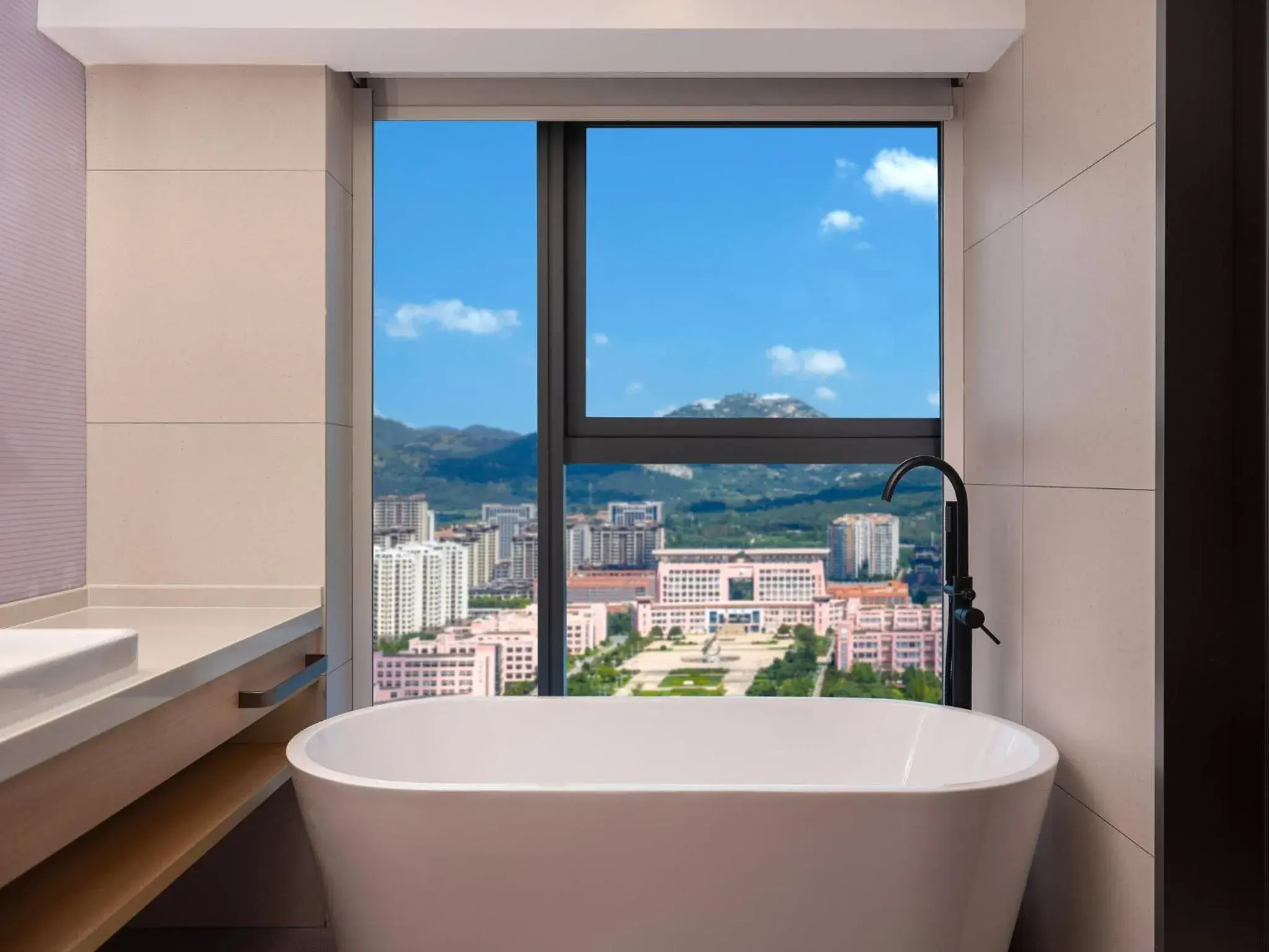 Standard Hollywood Twin Room in Holiday Inn Express Rizhao Oriental Colorful City Standard Hollywood Twin Room in Holiday Inn Express Rizhao Oriental Colorful City