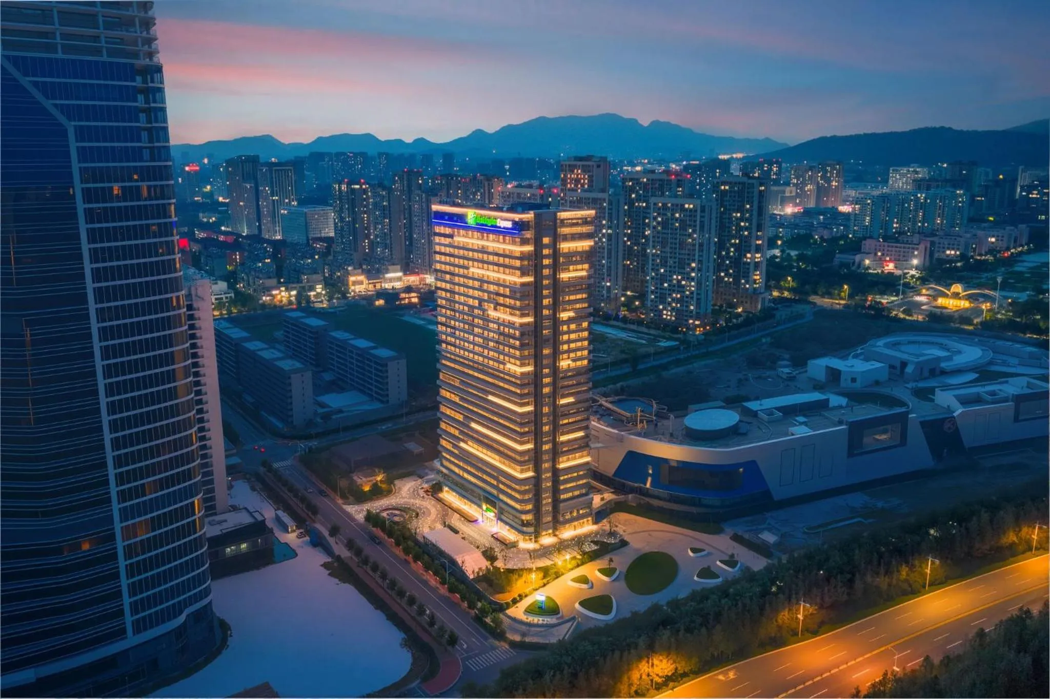 Property building in Holiday Inn Express Rizhao Oriental Colorful City