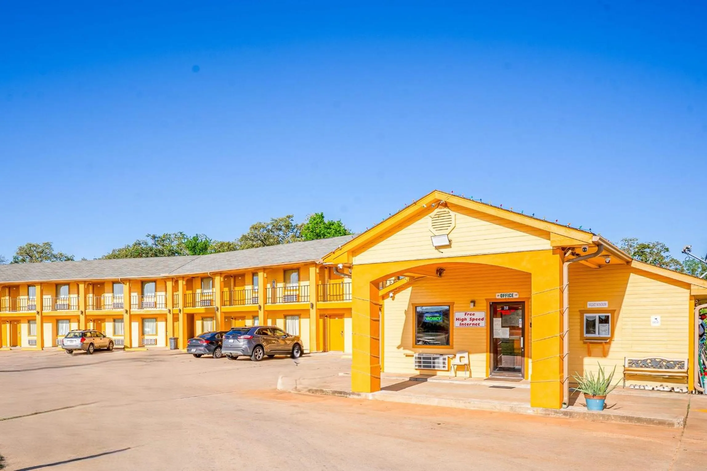 Property building in Regency Inn By OYO Rockdale TX