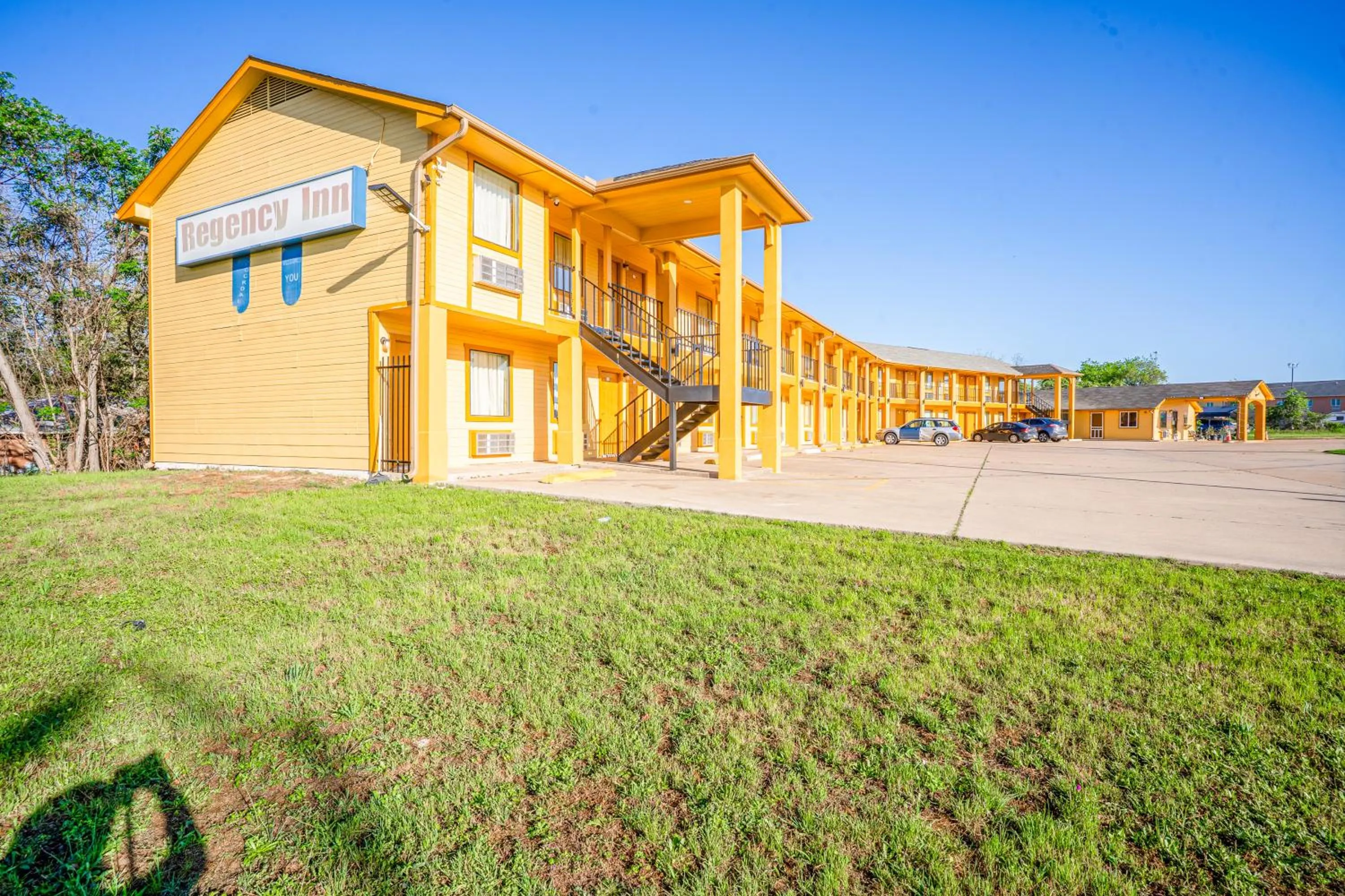 Property building in Regency Inn By OYO Rockdale TX