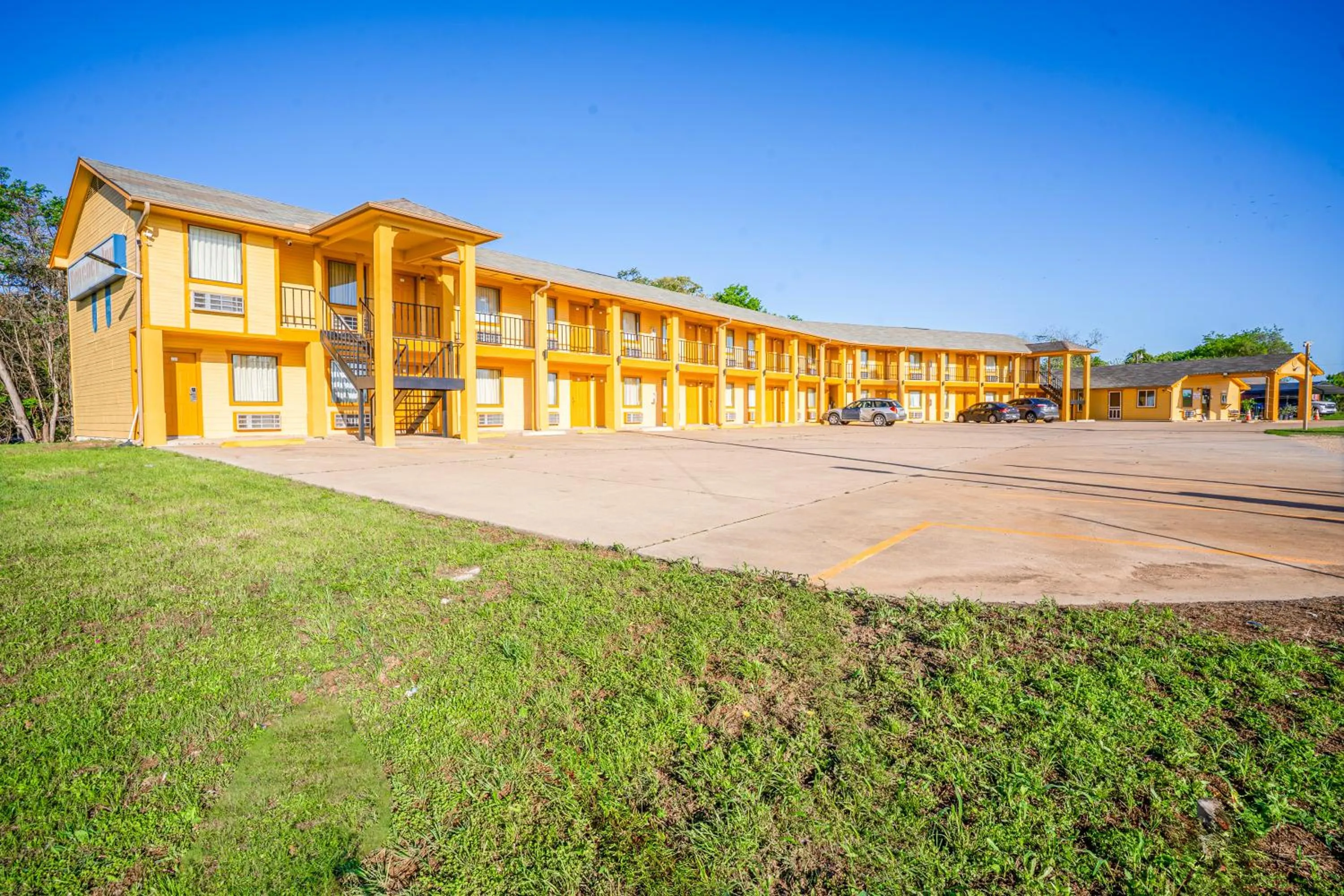 Property building in Regency Inn By OYO Rockdale TX