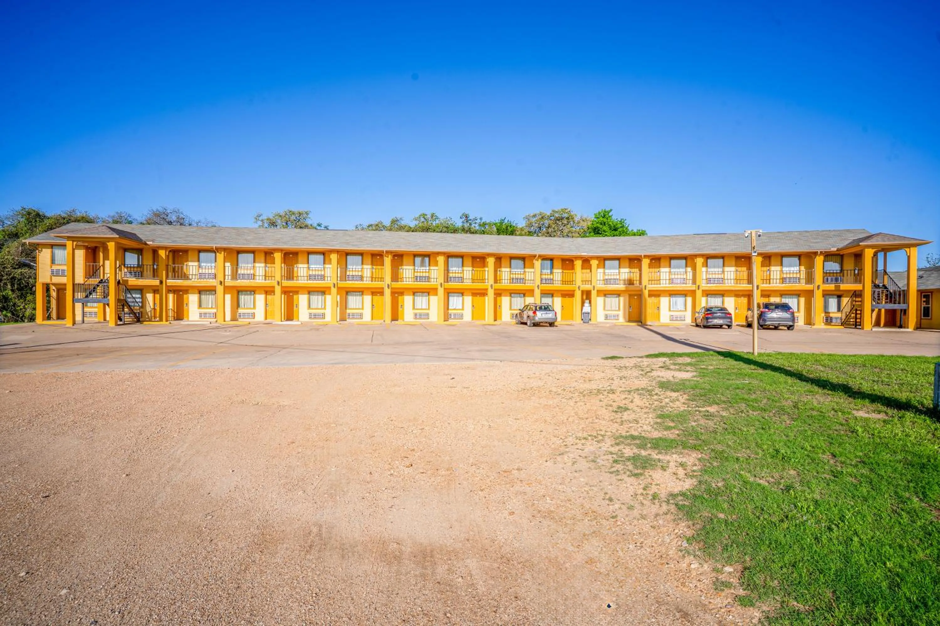Parking in Regency Inn By OYO Rockdale TX