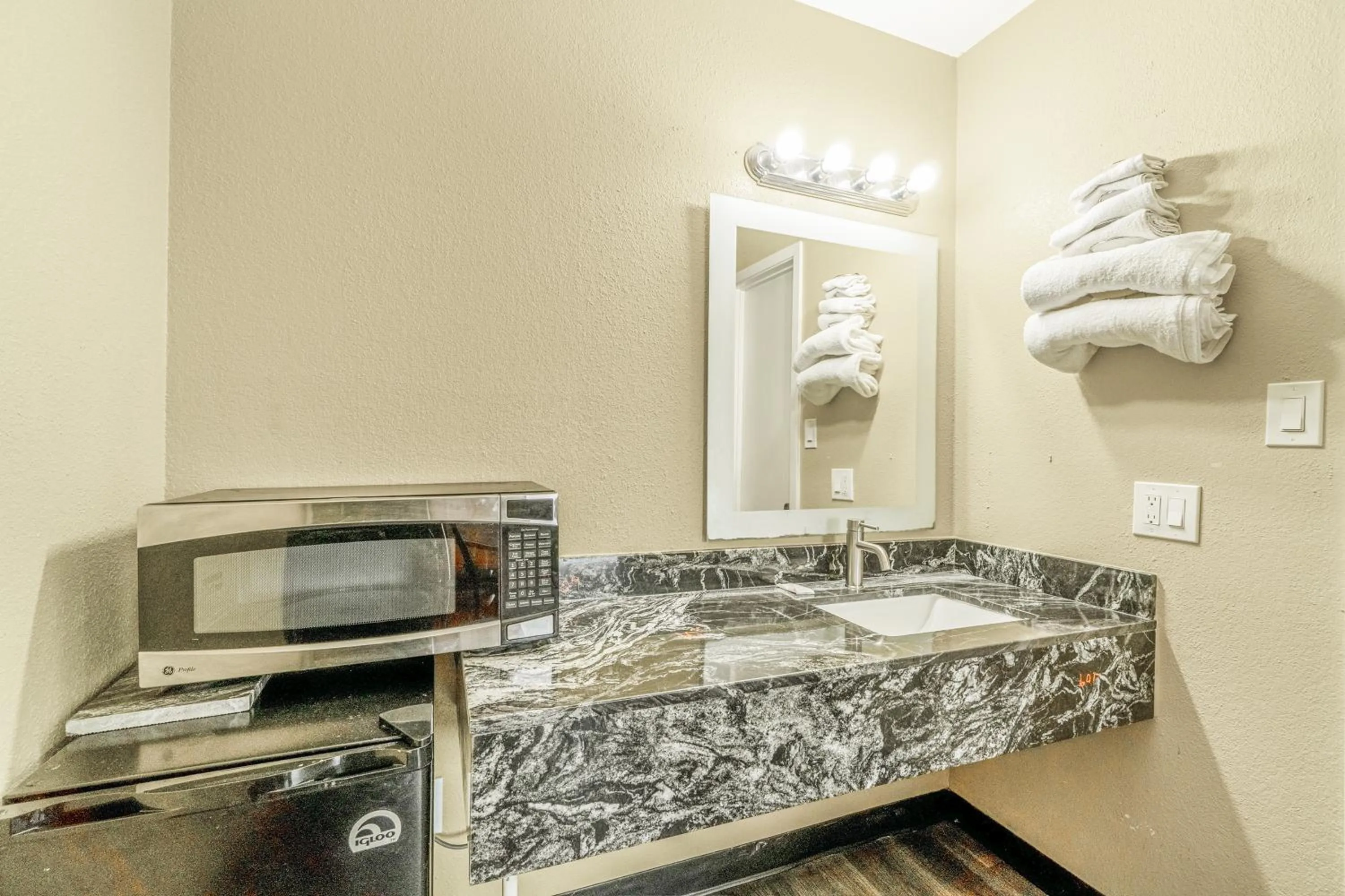 Bathroom in Regency Inn By OYO Rockdale TX