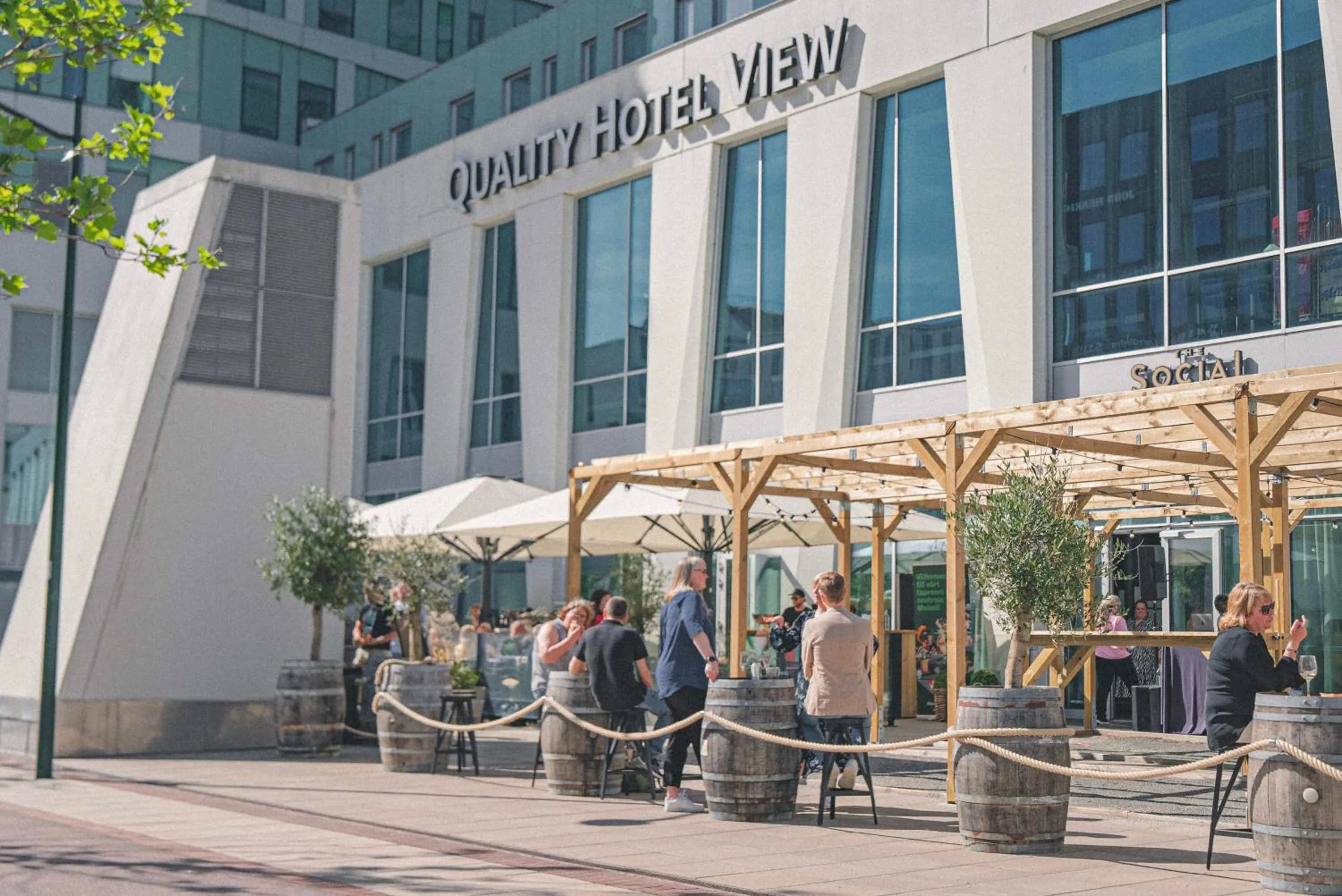 Restaurant/places to eat in Quality Hotel View