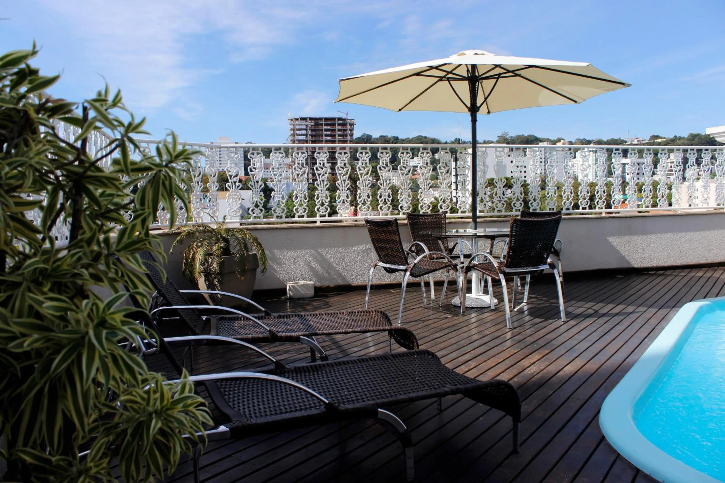 Swimming pool in Francisco Beltrão Palace Hotel