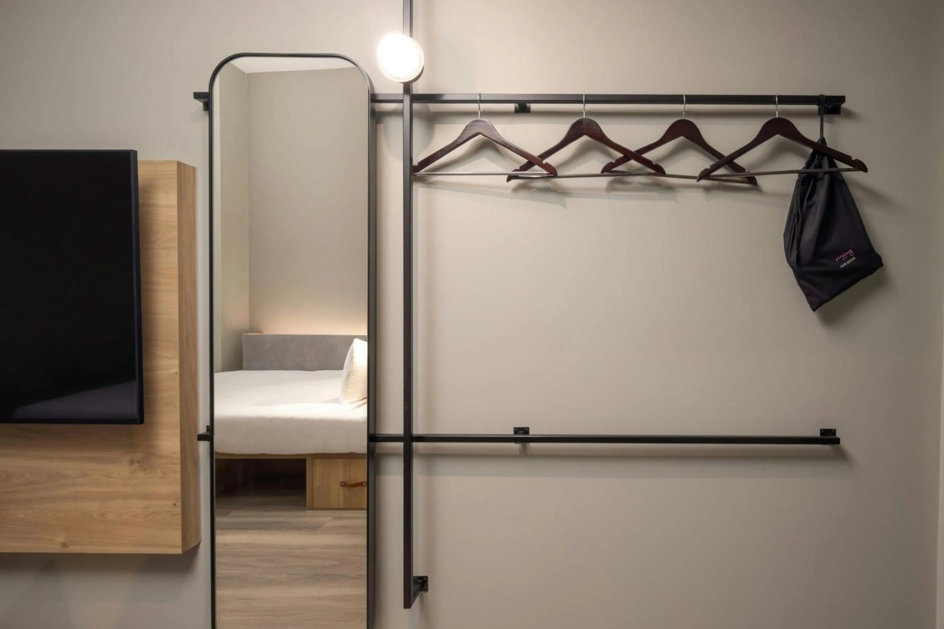 Photo of the whole room in Moxy London Piccadilly Circus