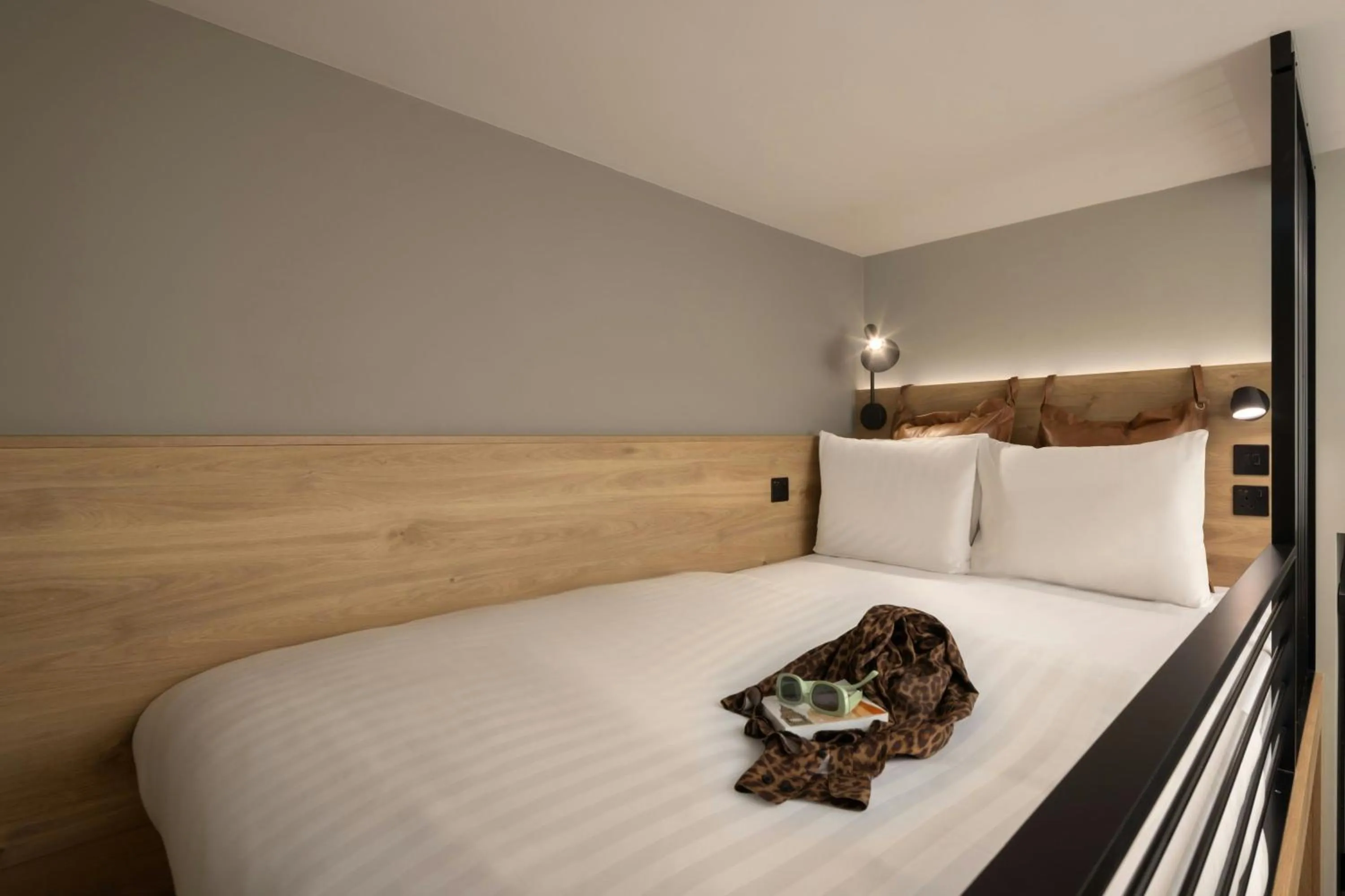 Photo of the whole room, Bed in Moxy London Piccadilly Circus