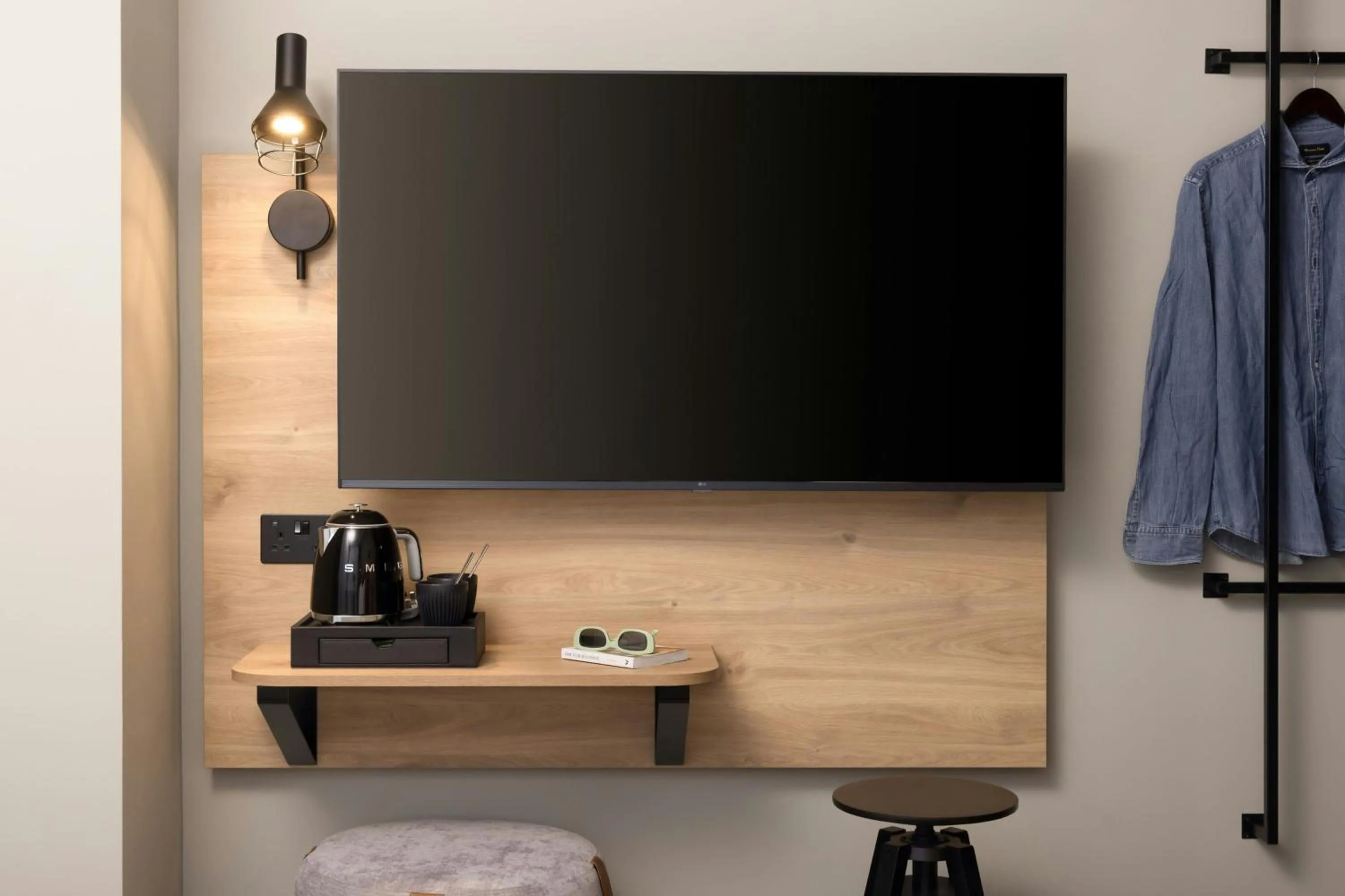 Photo of the whole room in Moxy London Piccadilly Circus