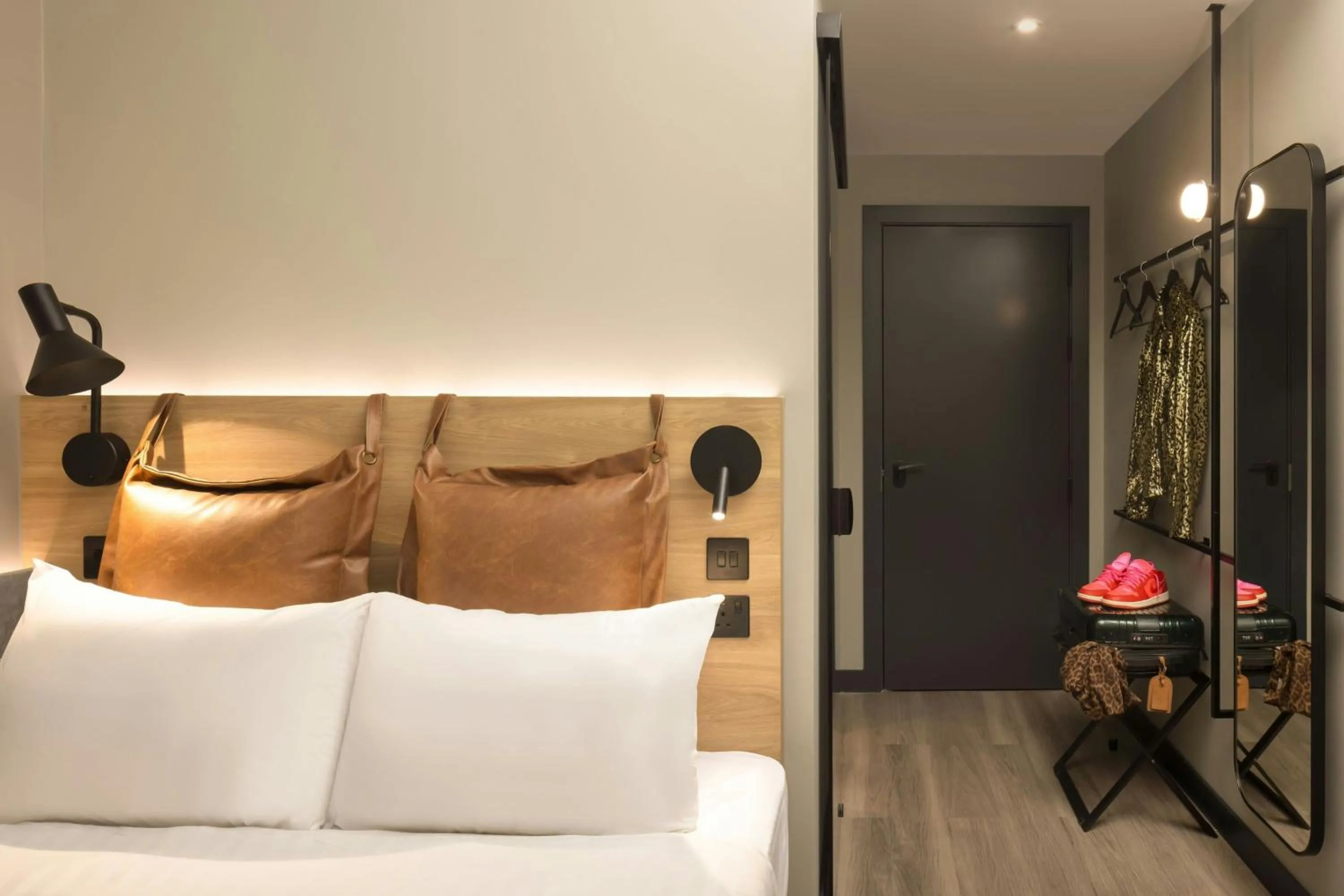 Photo of the whole room, Bed in Moxy London Piccadilly Circus