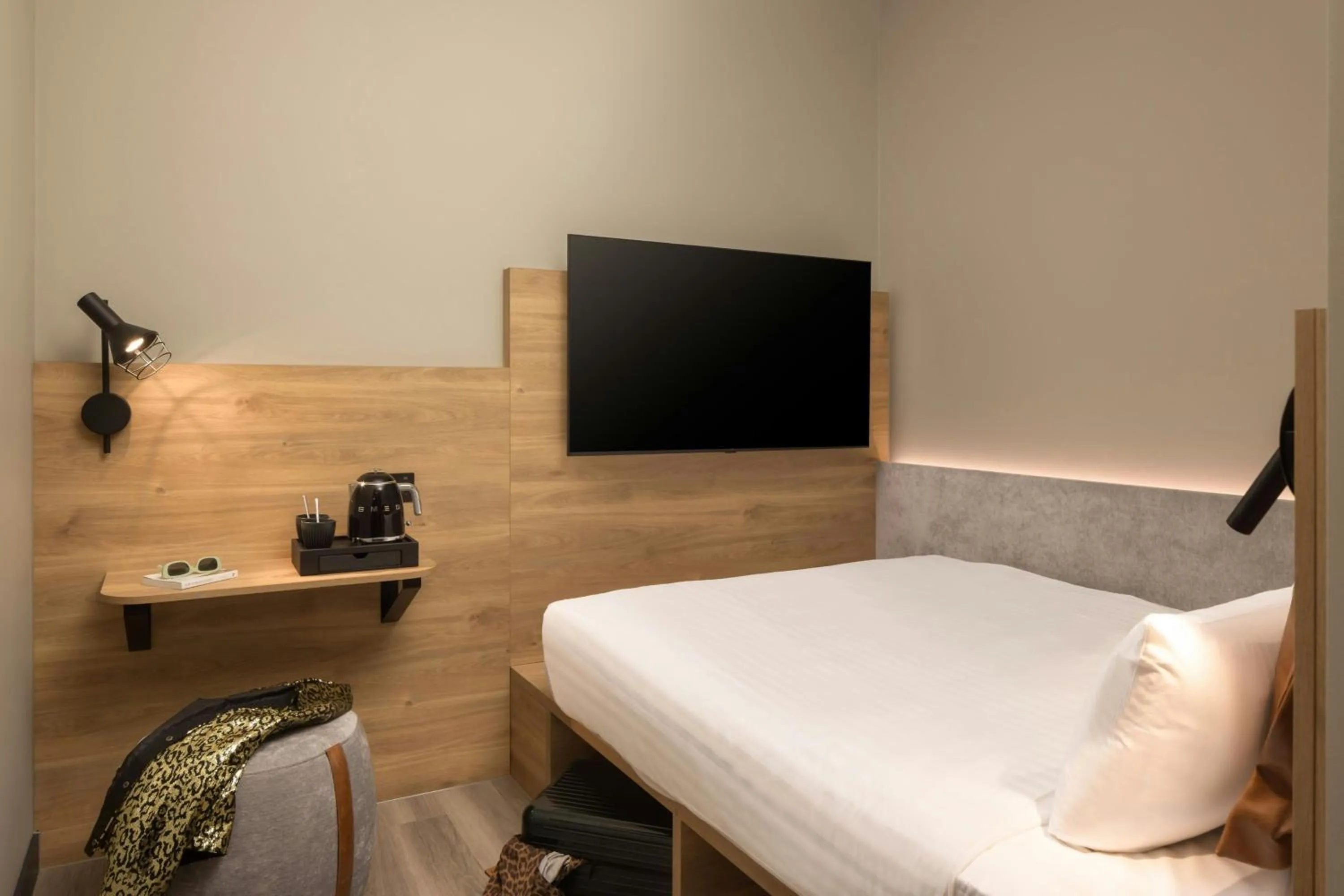 Photo of the whole room, Bed in Moxy London Piccadilly Circus