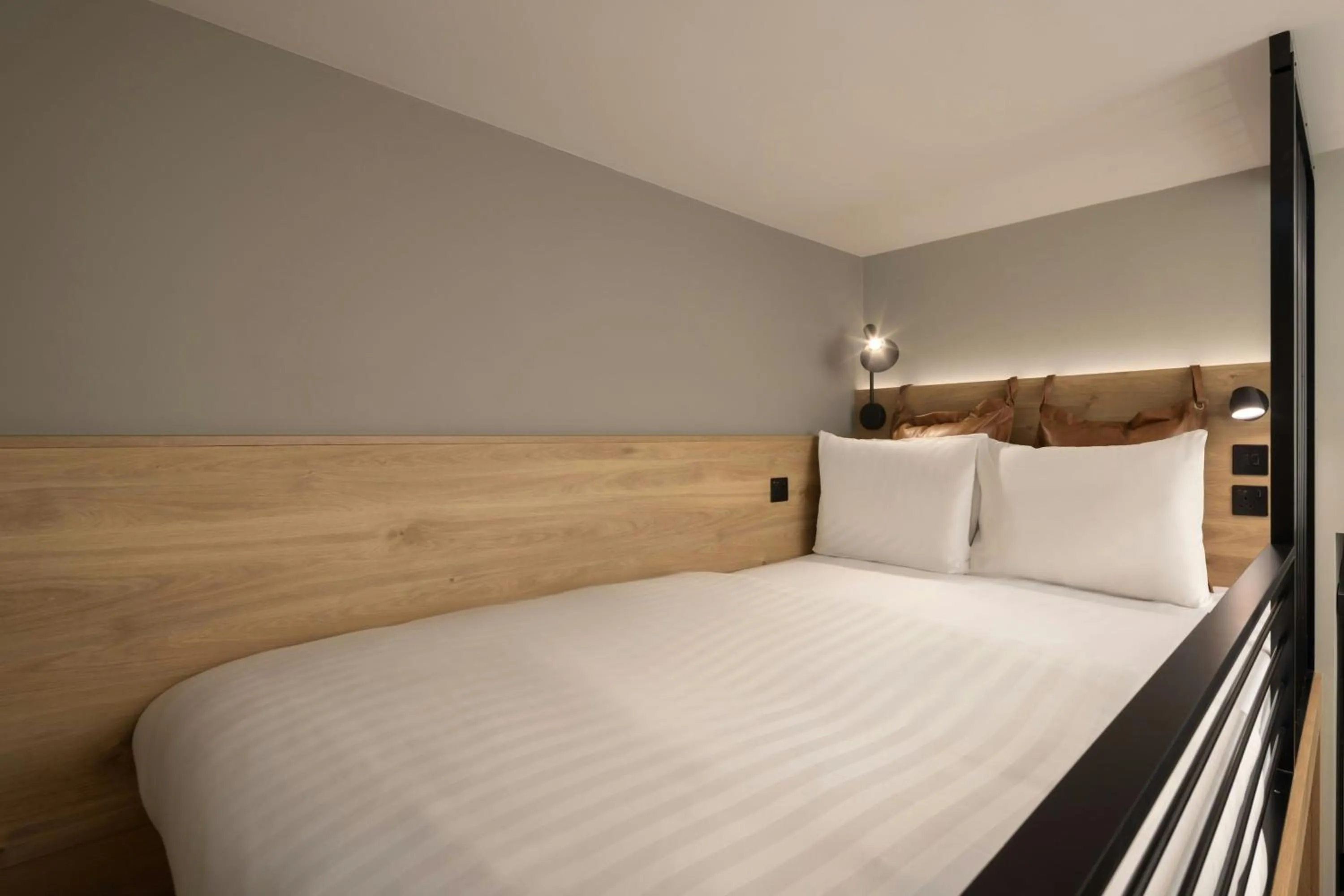 Photo of the whole room, Bed in Moxy London Piccadilly Circus