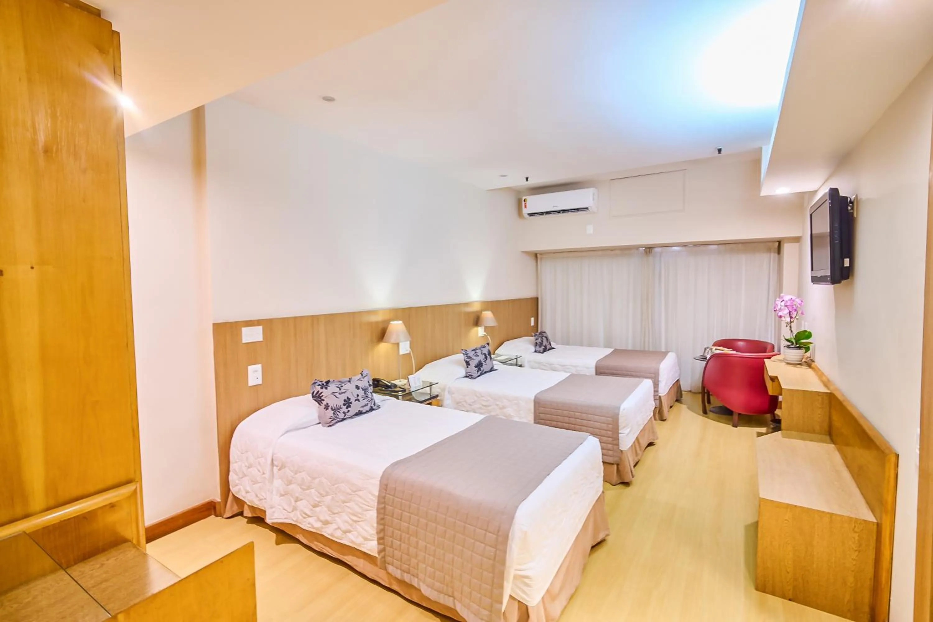 Bedroom, Bed in South American Copacabana Hotel