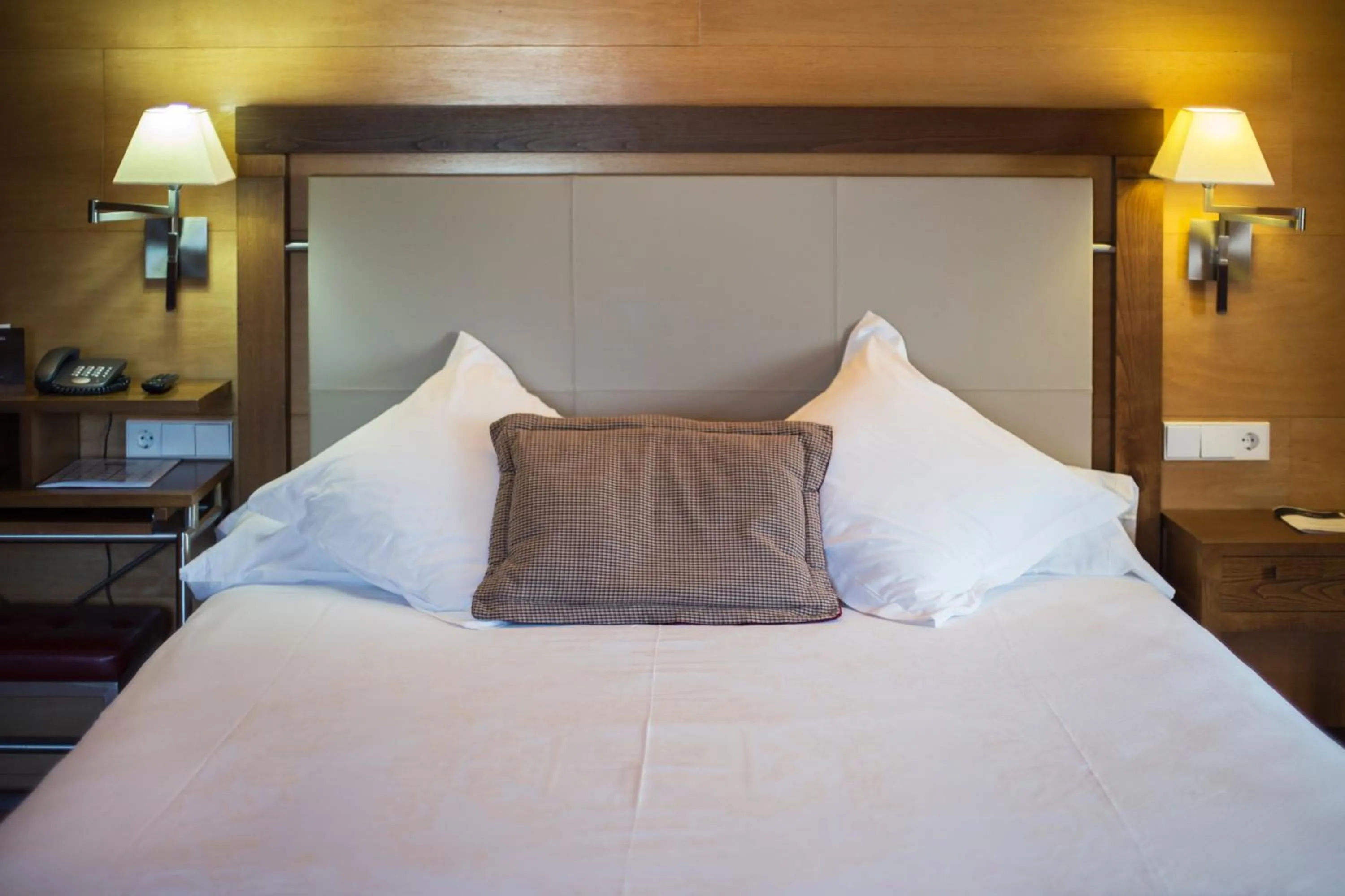 Photo of the whole room, Bed in Parador de Santo Estevo