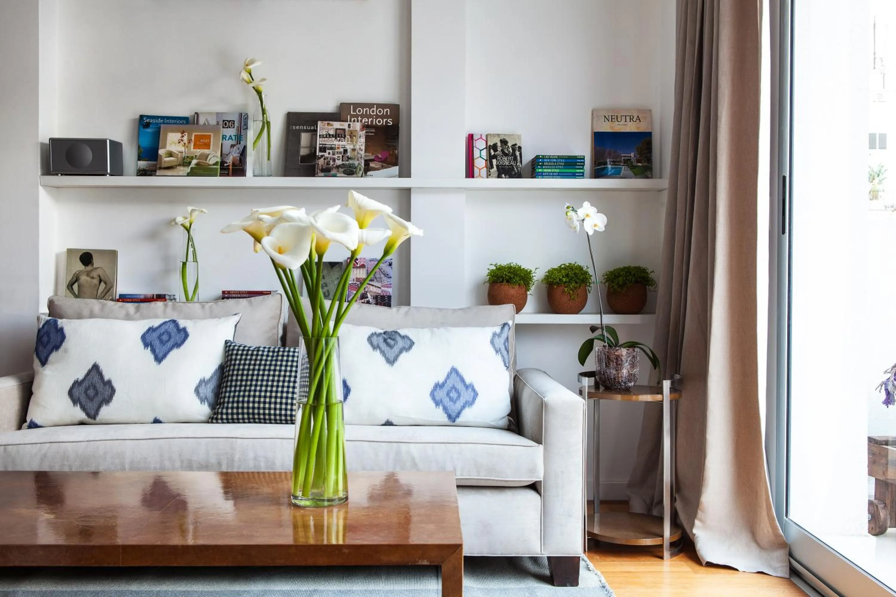 Library in Casa Bevant Hotel Boutique