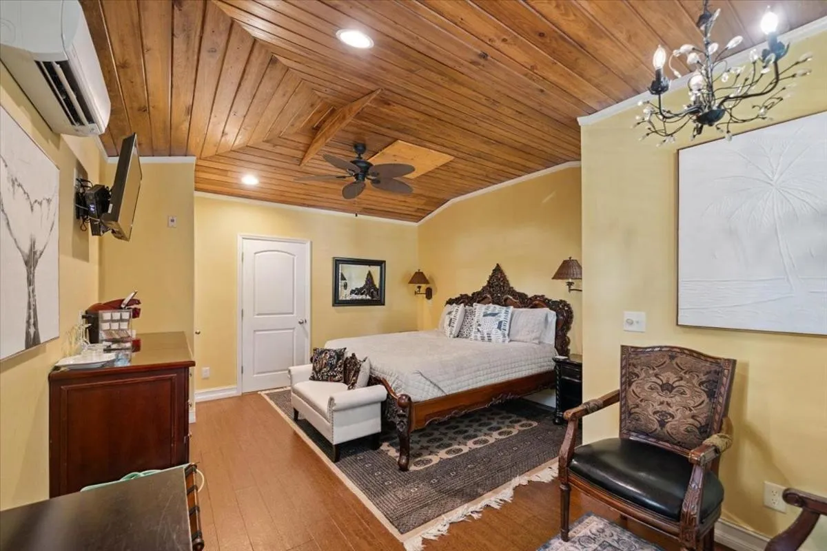 Bedroom, Bed in SeaGlass Inn Bed and Breakfast