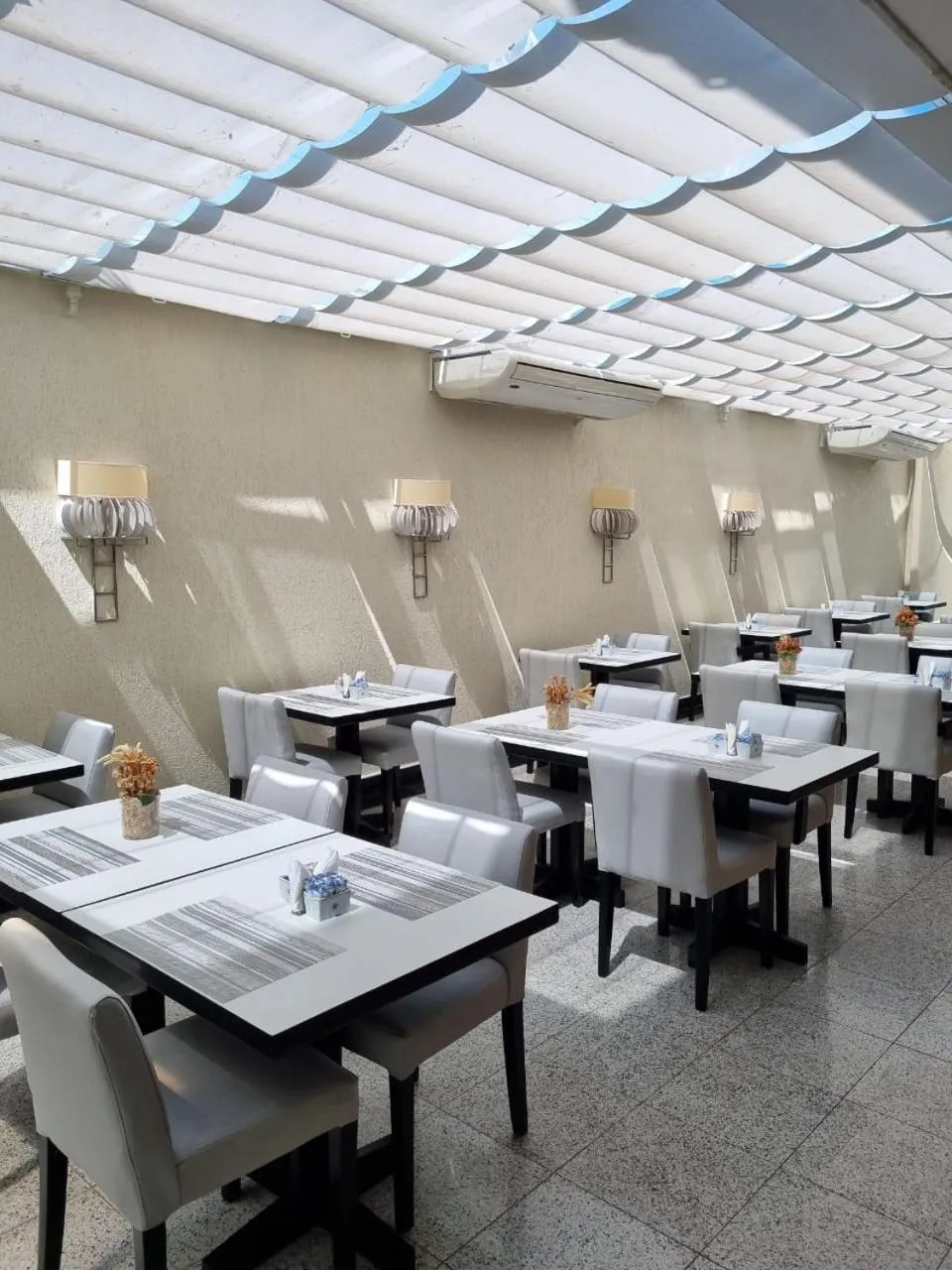 Restaurant/places to eat in Tropical Barra Hotel