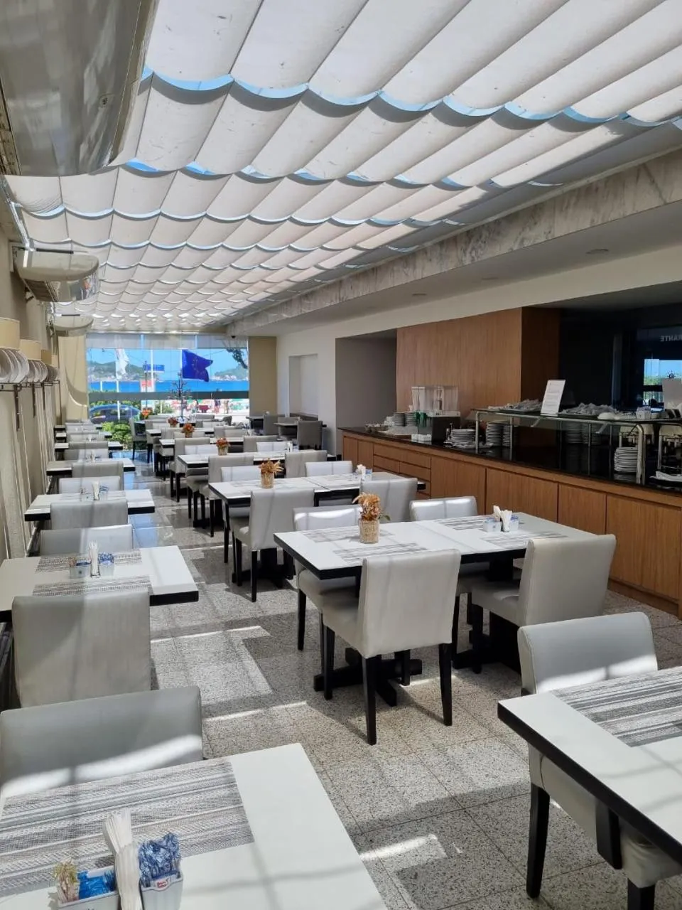 Restaurant/places to eat in Tropical Barra Hotel