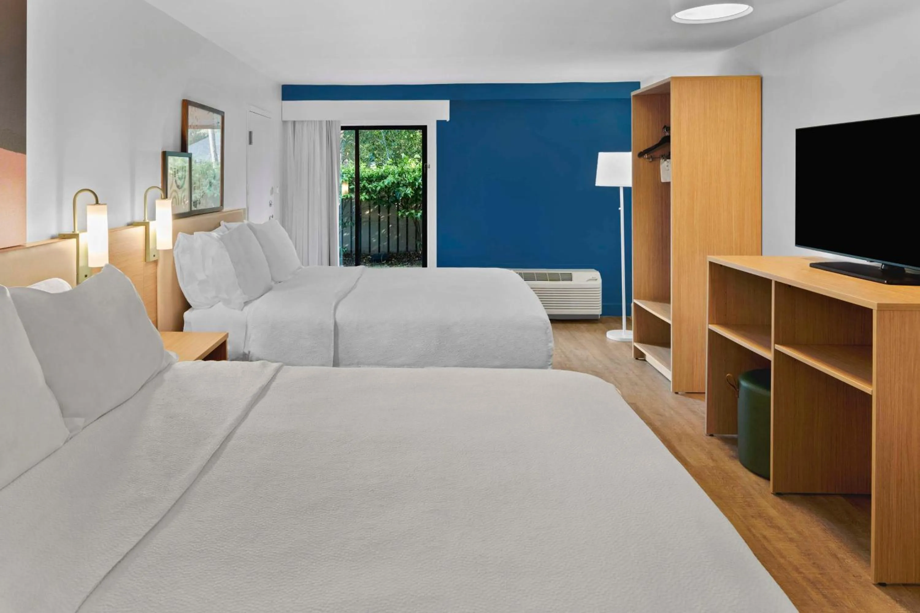 Bed in Best Western Ocean Breeze Inn