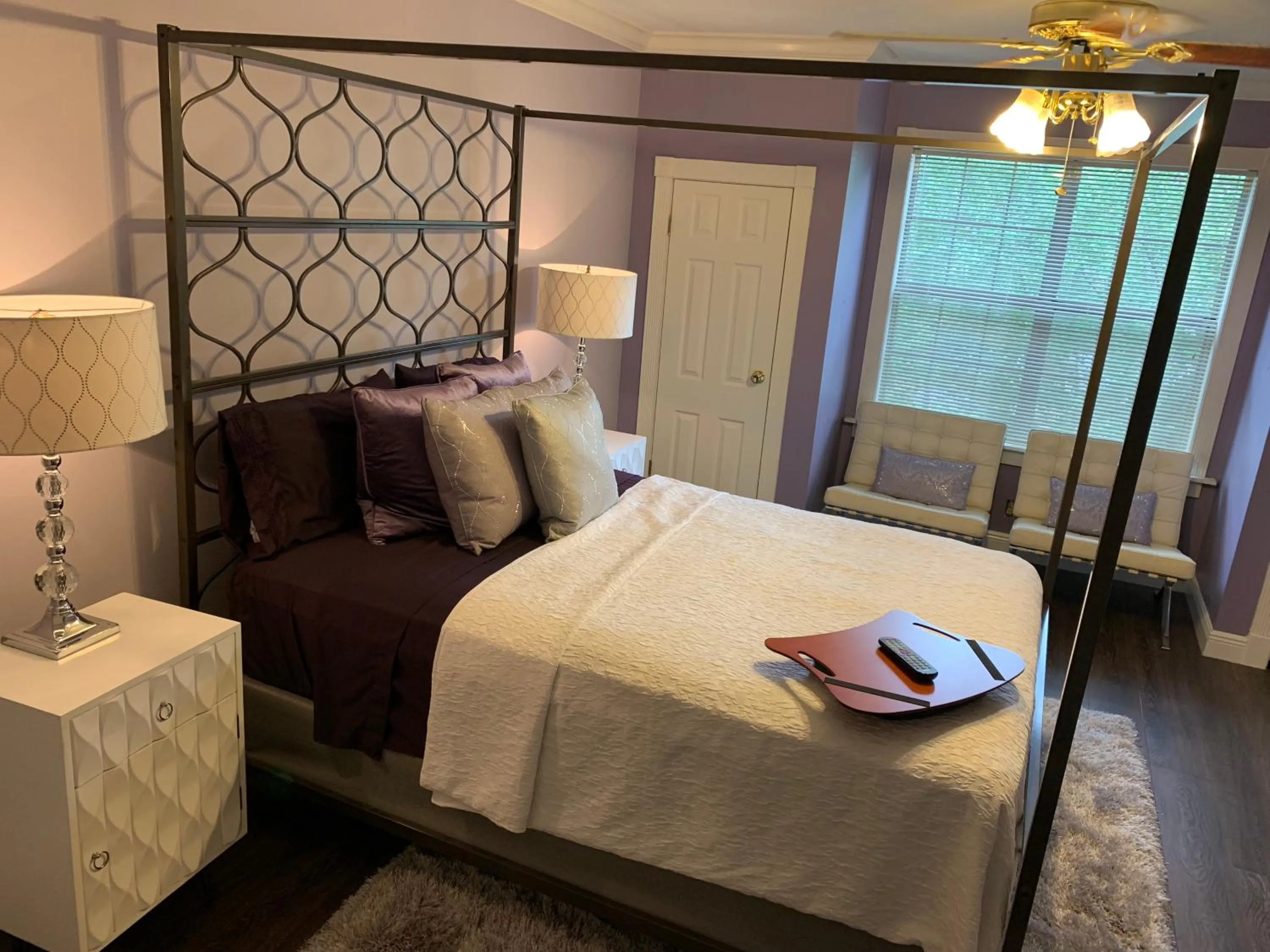 Bed in Huffman House Bed & Breakfast