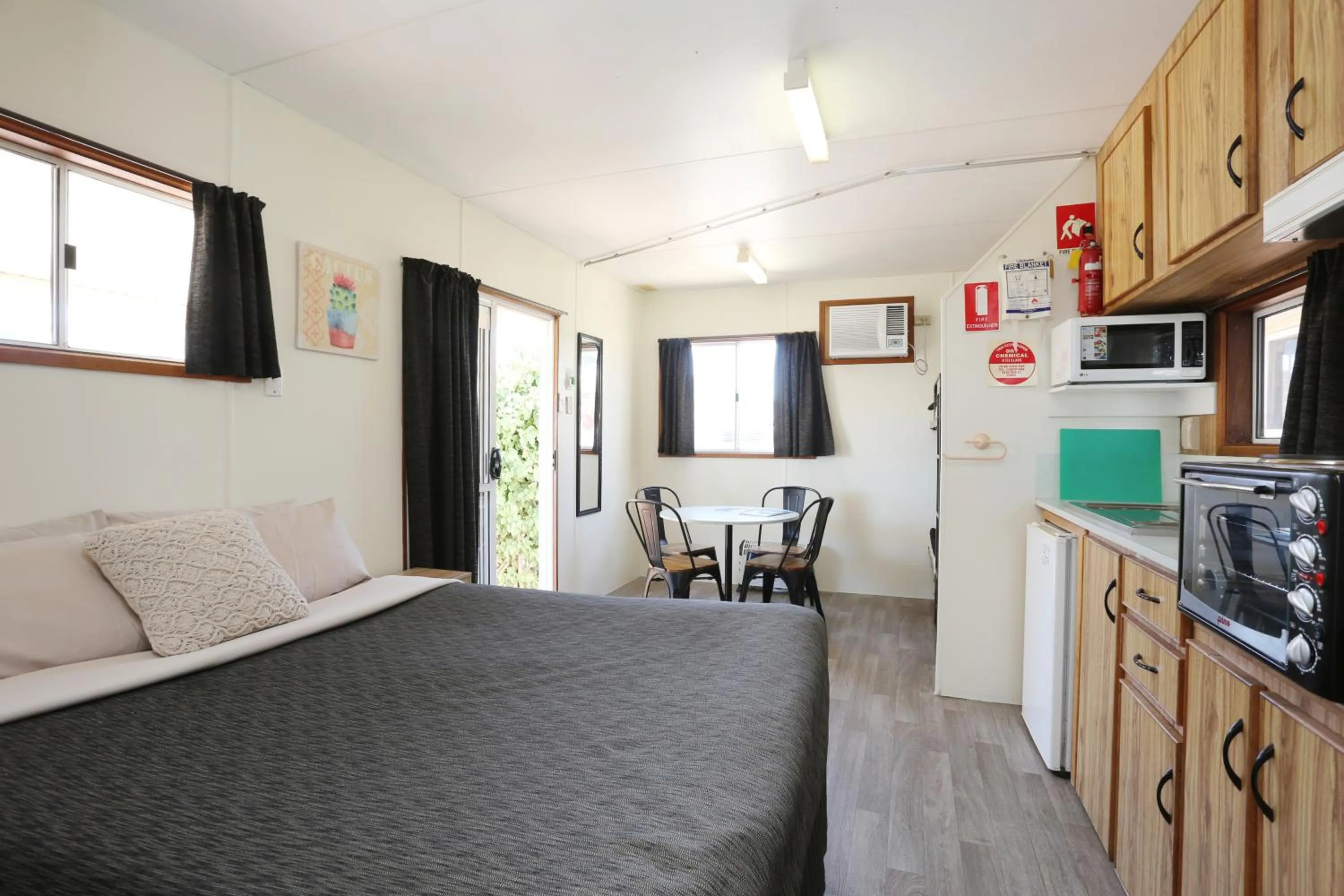 Kitchen or kitchenette in Moonta Bay Accommodation