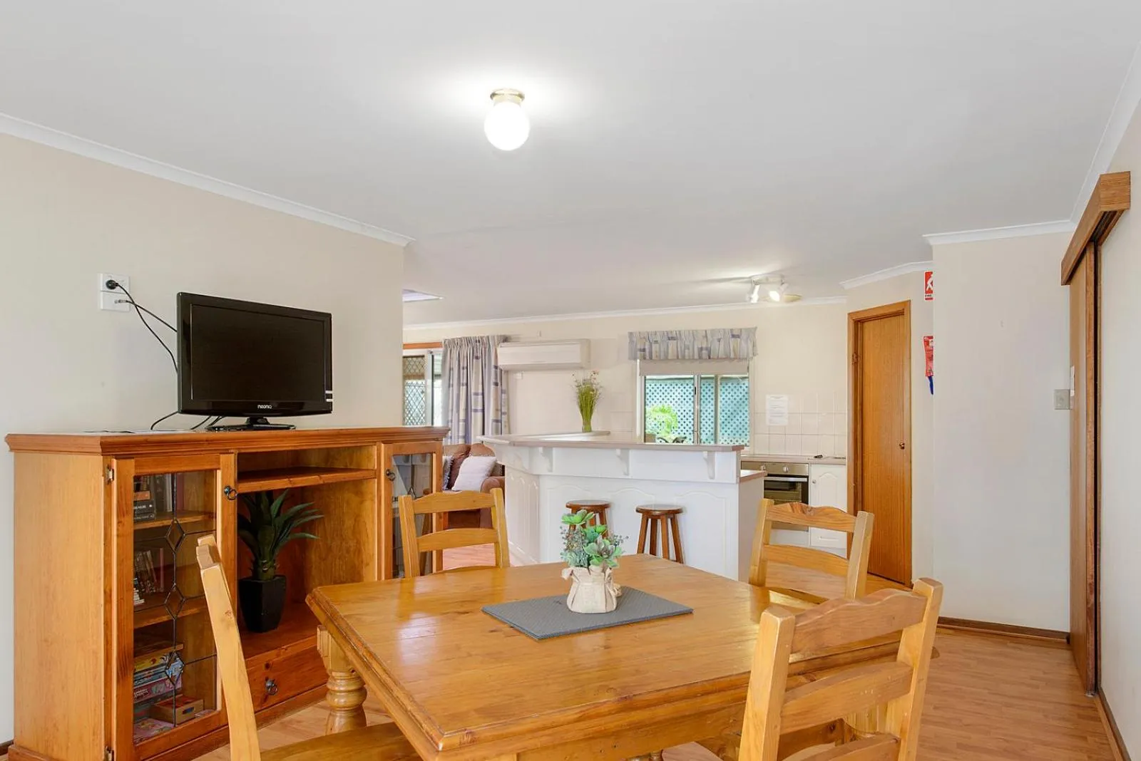 Dining area in Moonta Bay Accommodation