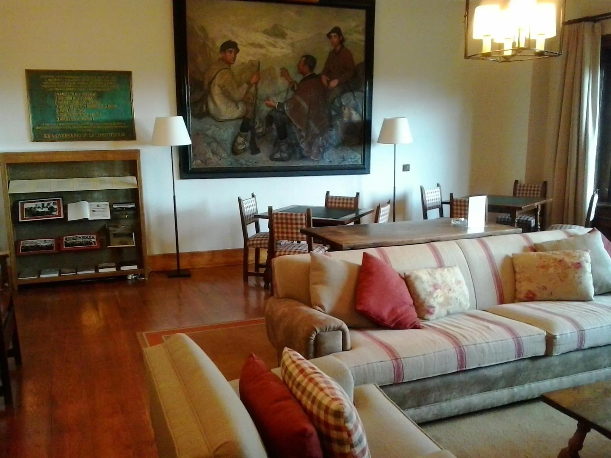 Communal lounge/ TV room in Parador de Gredos