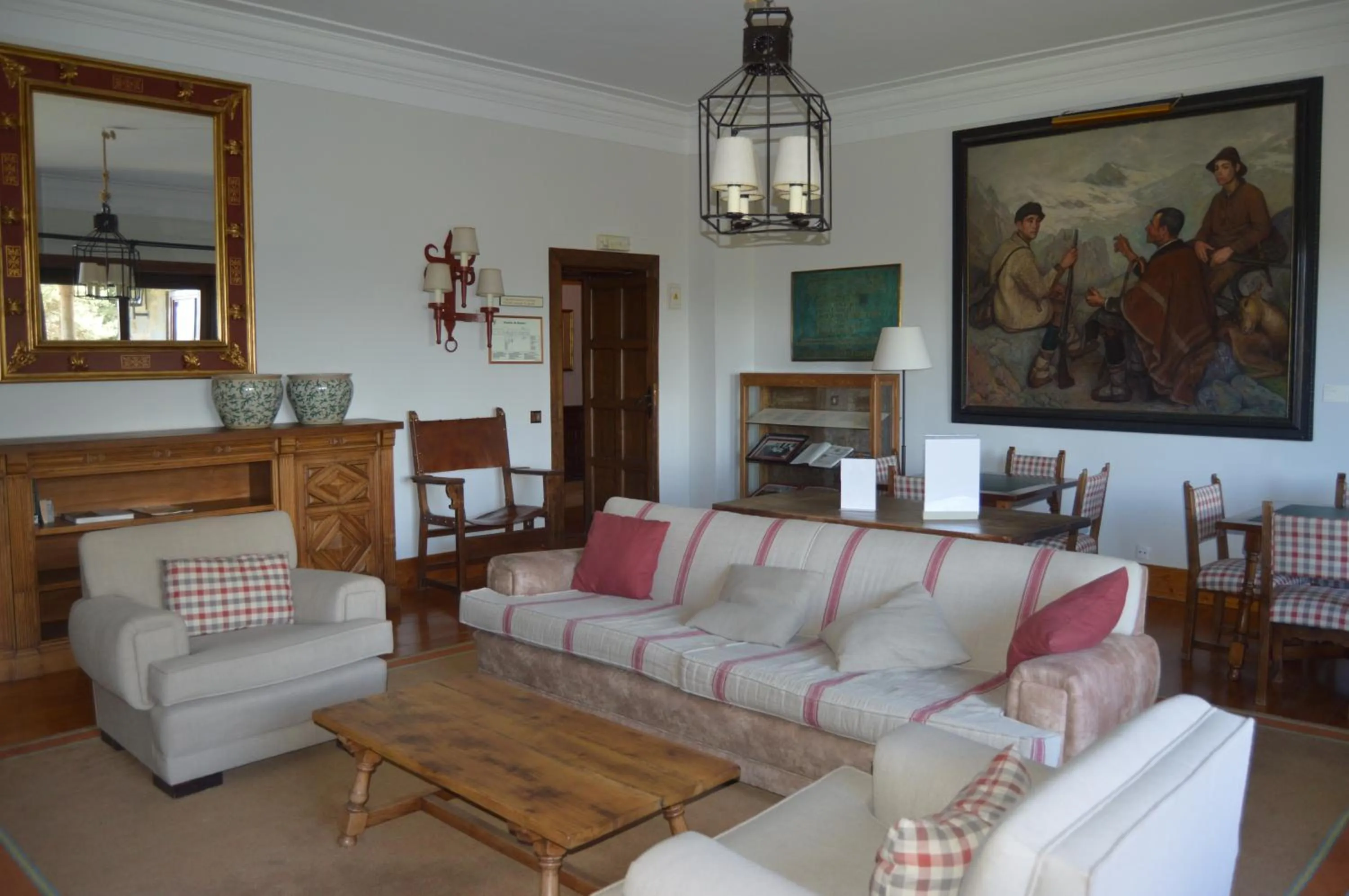 Library in Parador de Gredos