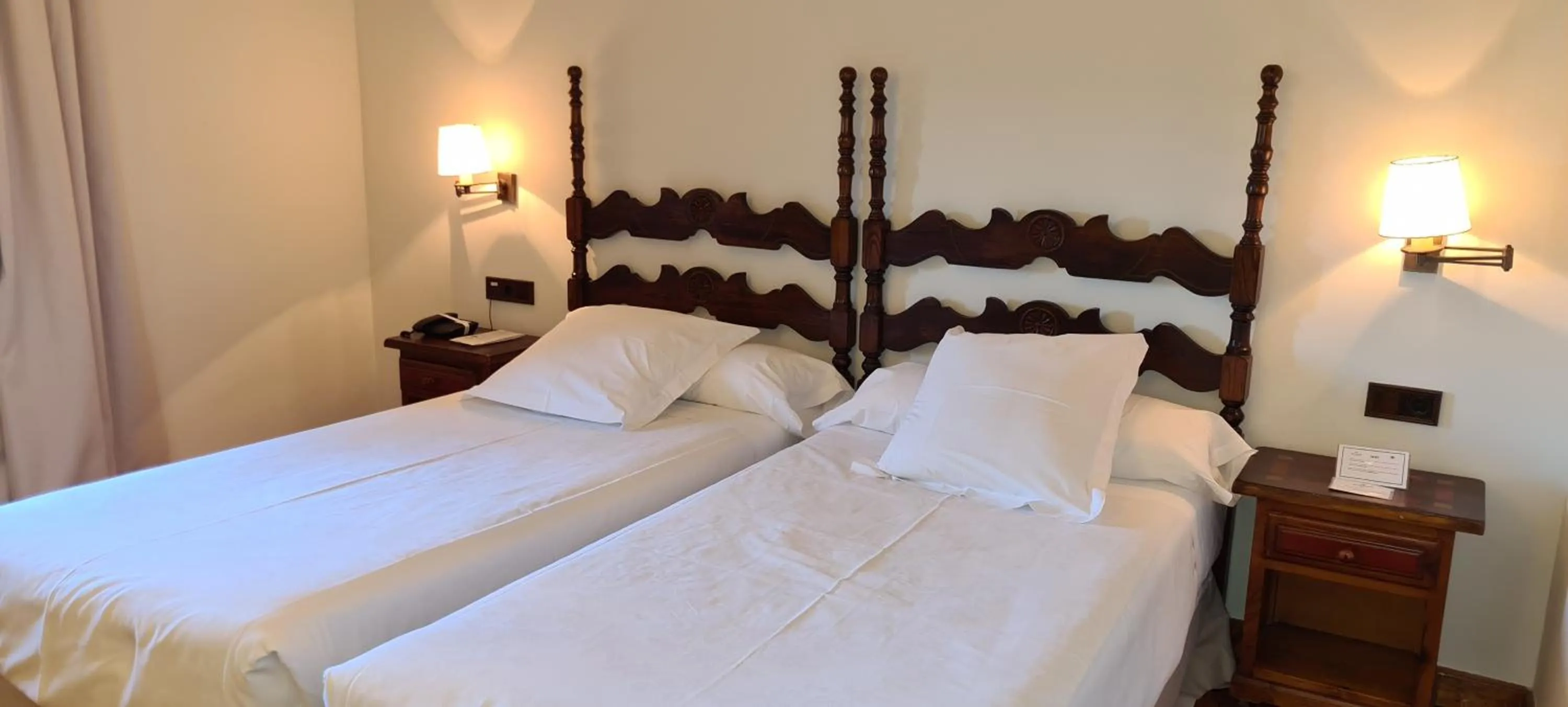 Photo of the whole room, Bed in Parador de Gredos