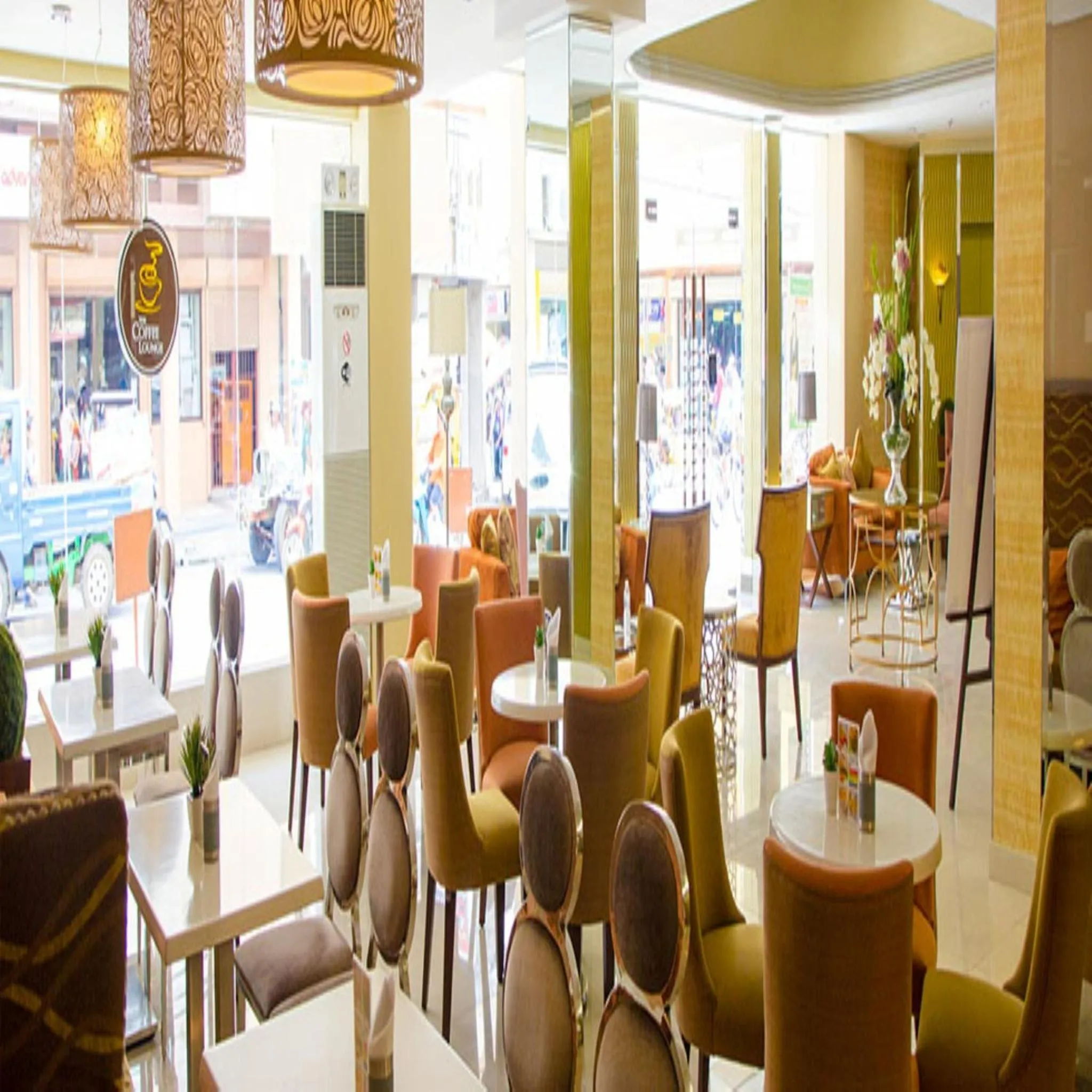 Restaurant/places to eat in Royal Garden Hotel