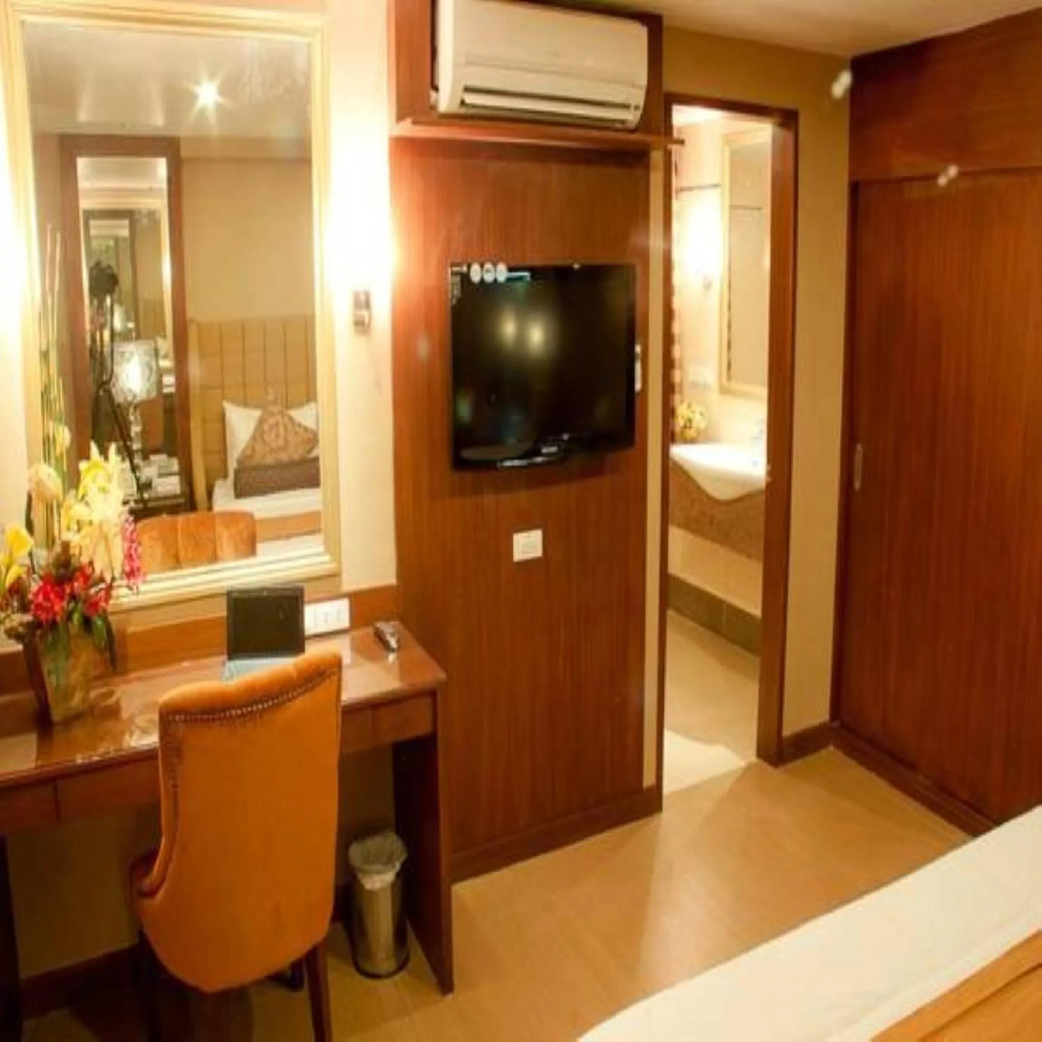 TV and multimedia in Royal Garden Hotel