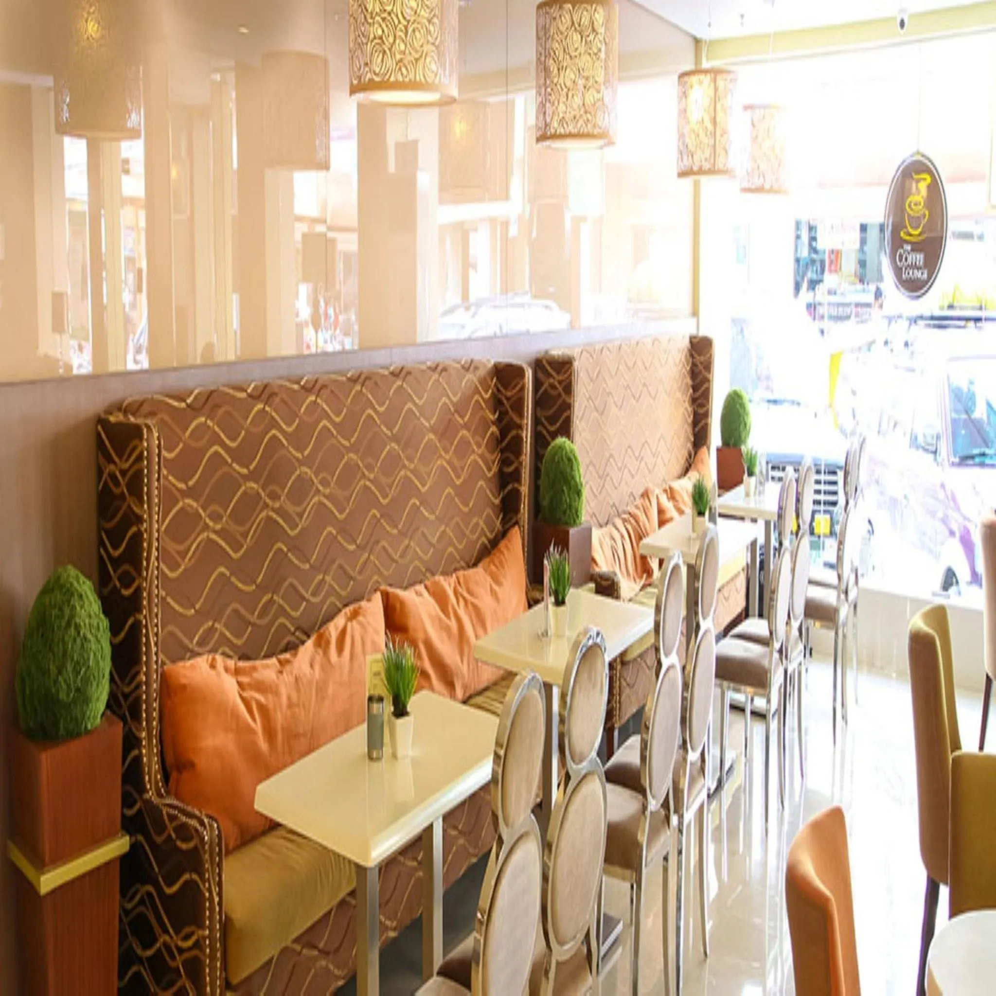 Restaurant/places to eat in Royal Garden Hotel