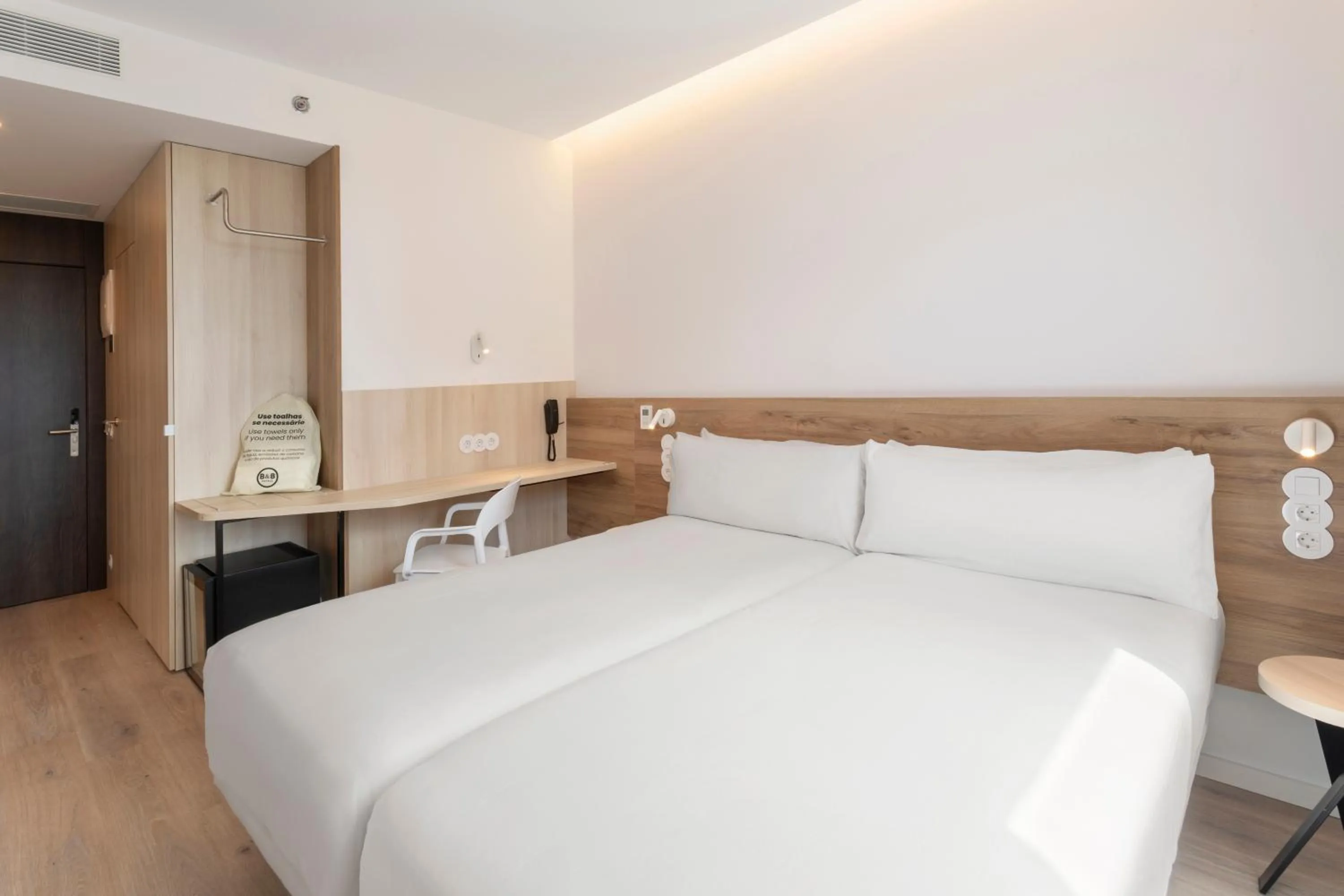 Bed in B&B HOTEL Setúbal Bonfim