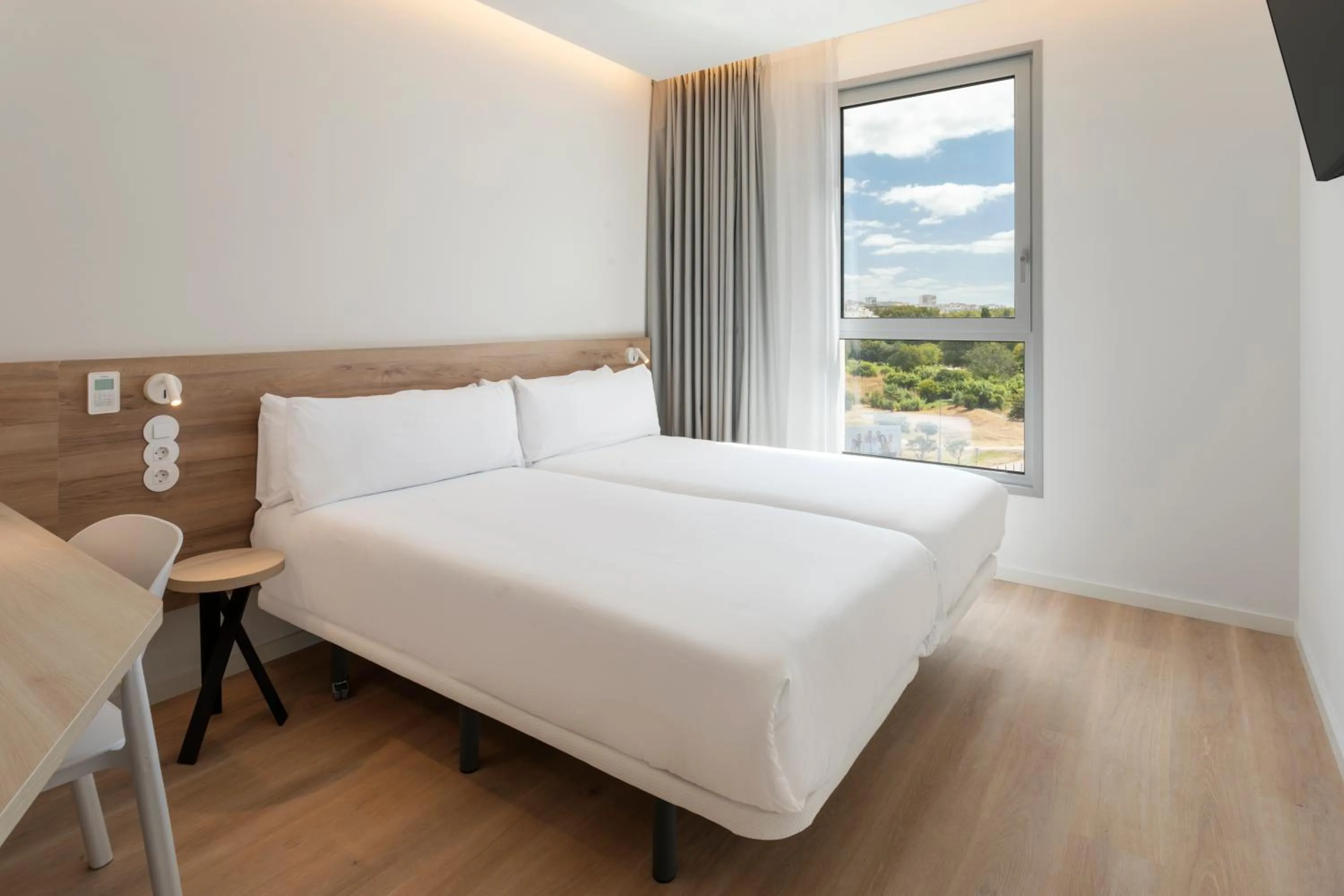 Bed in B&B HOTEL Setúbal Bonfim