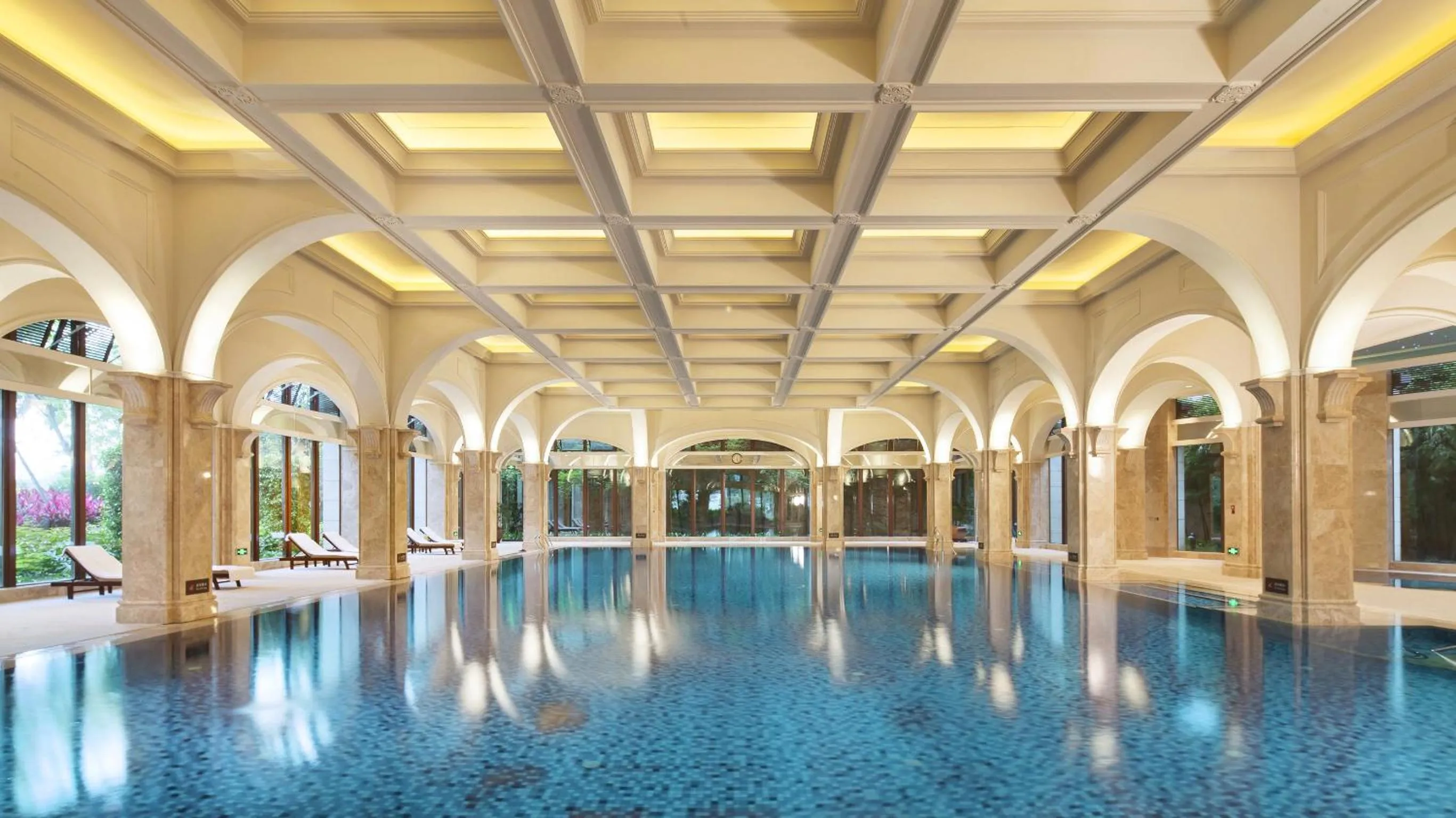 Swimming pool in C&D Hotel Fuzhou