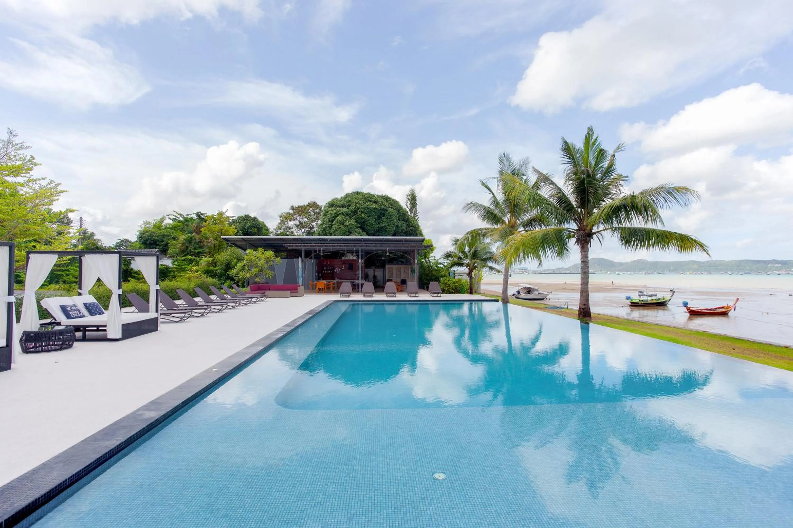 Swimming pool in Fisherman Way Beach Villa
