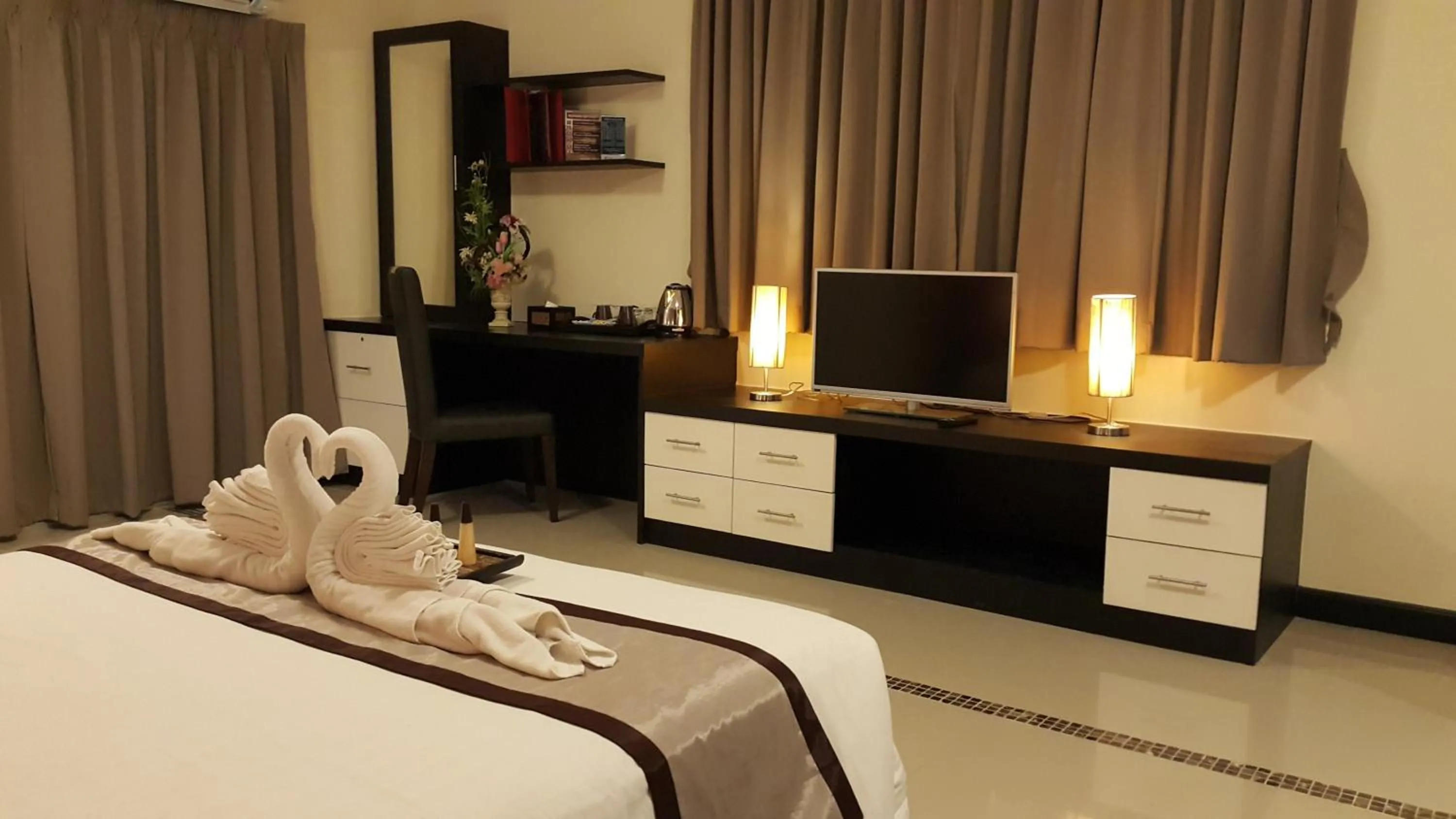 Bedroom, Bed in Leelawadee Modern Resort Huaykwang - ลีลาวดี ห้วยขวาง