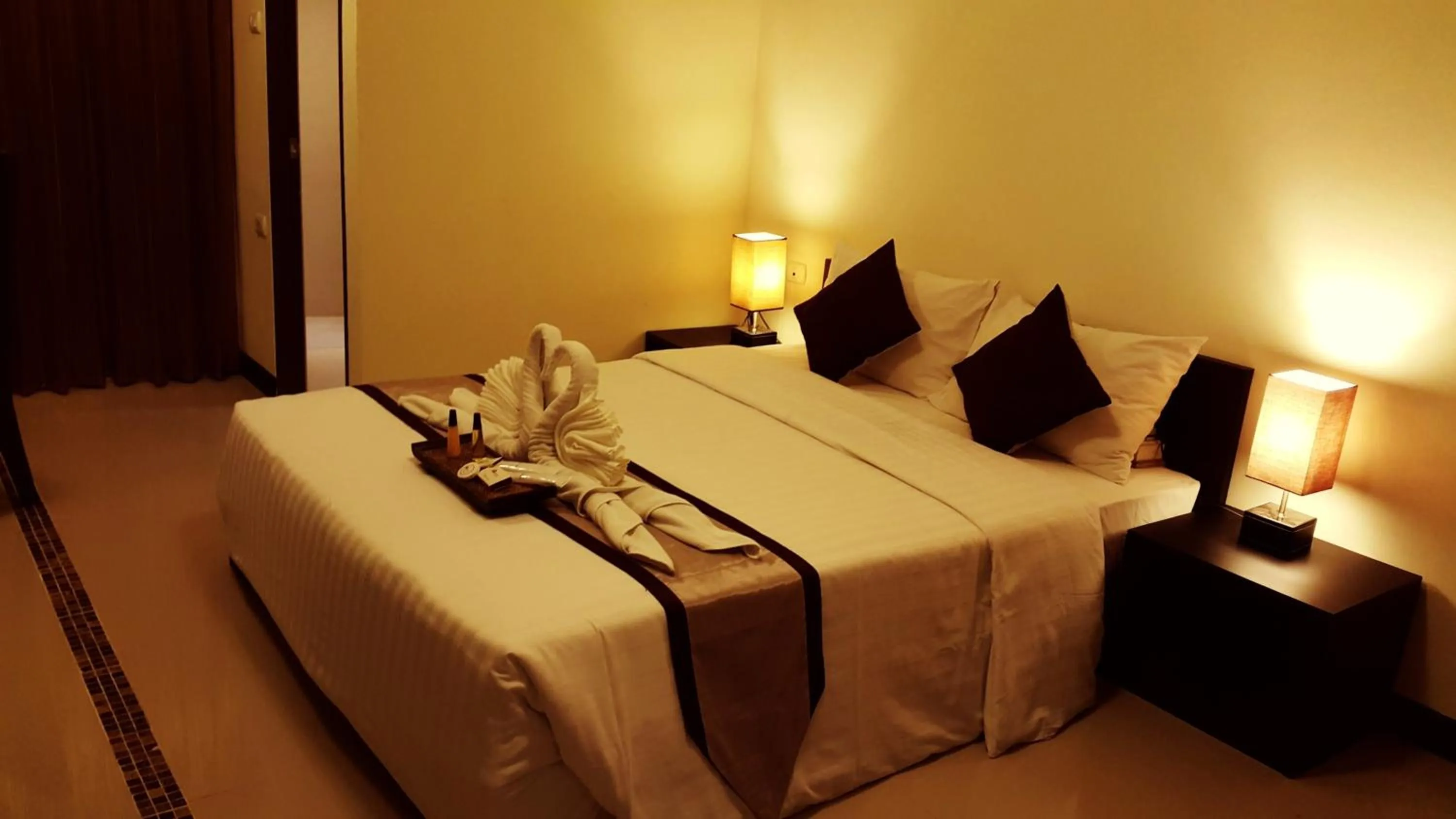 Photo of the whole room, Bed in Leelawadee Modern Resort Huaykwang - ลีลาวดี ห้วยขวาง