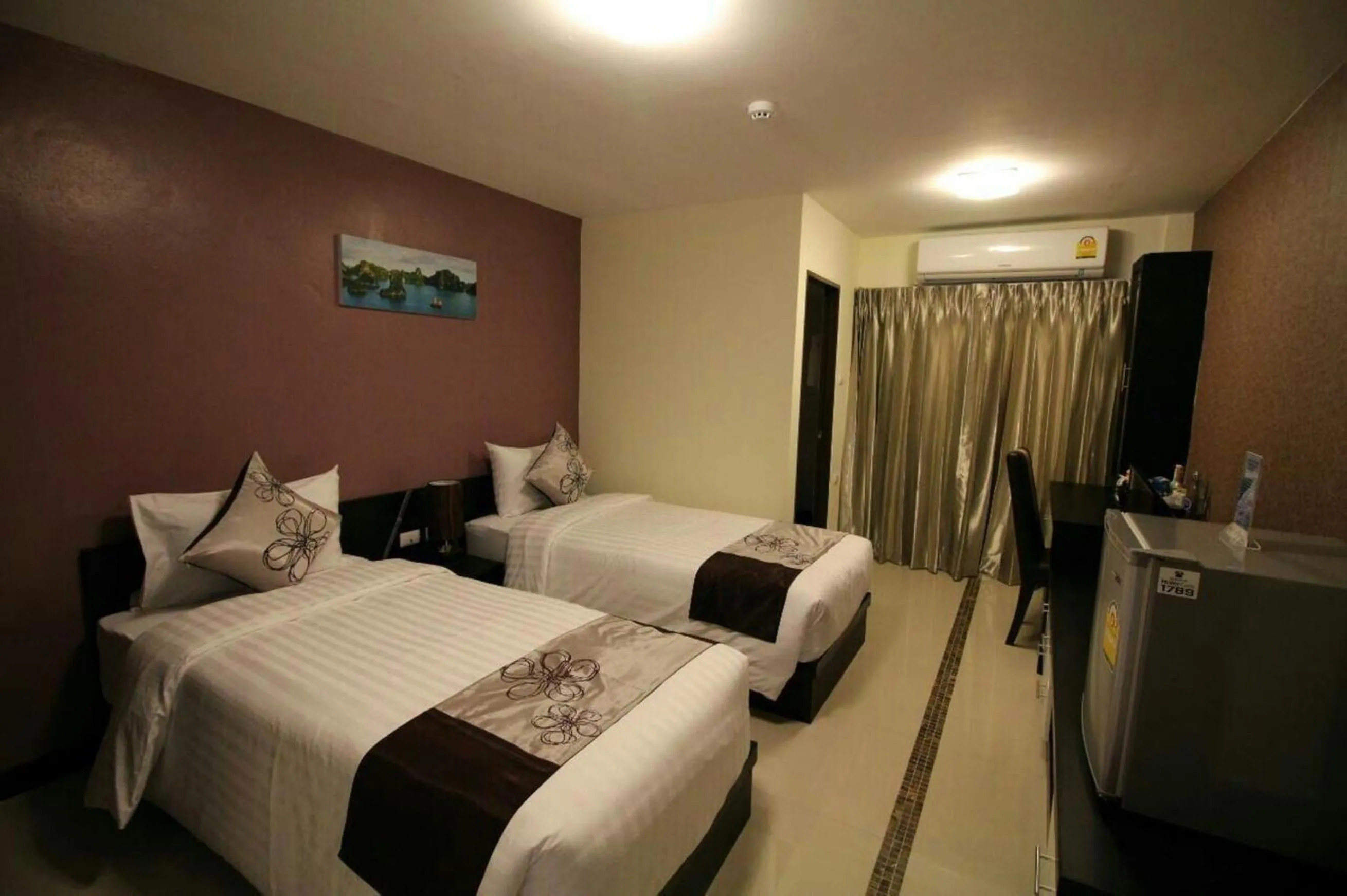 Photo of the whole room, Bed in Leelawadee Modern Resort Huaykwang - ลีลาวดี ห้วยขวาง