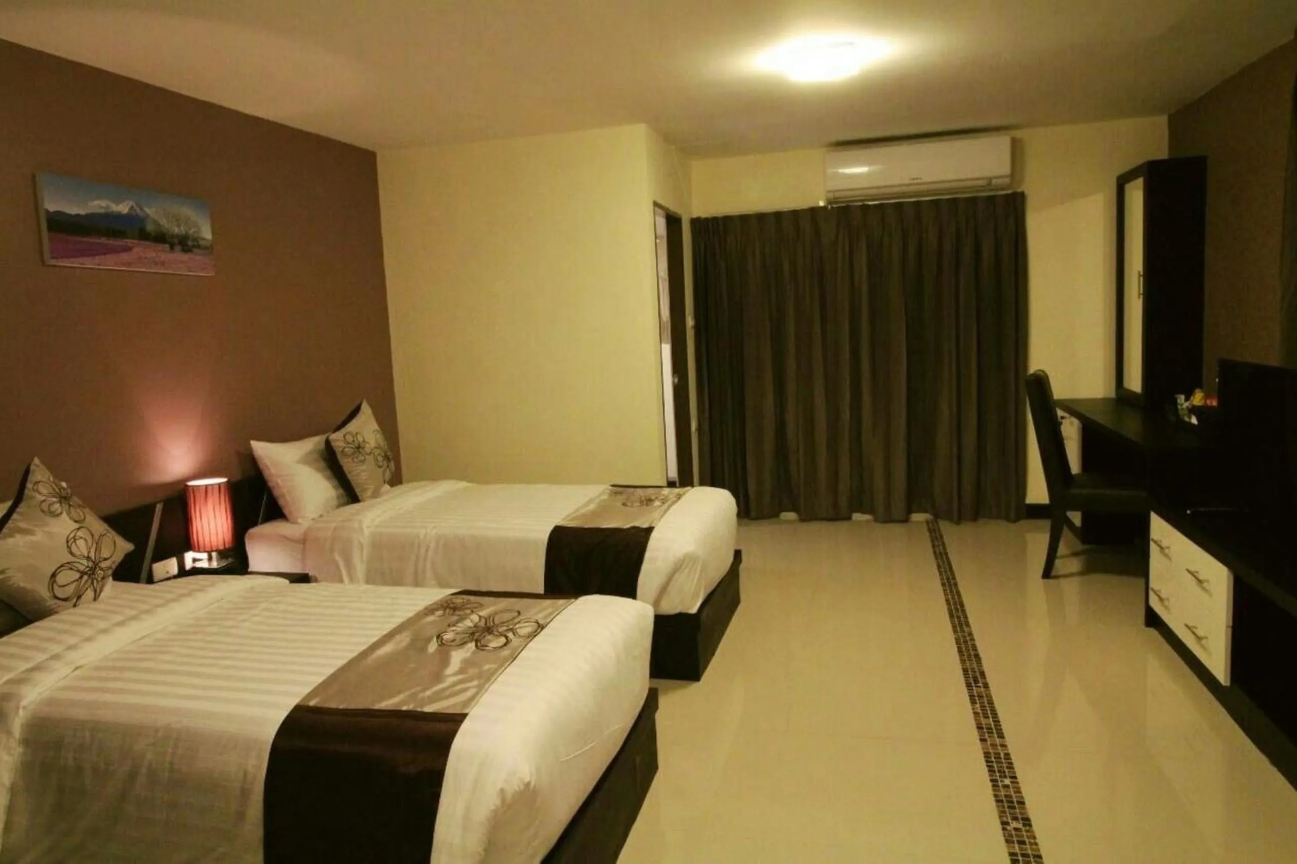 Photo of the whole room, Bed in Leelawadee Modern Resort Huaykwang - ลีลาวดี ห้วยขวาง