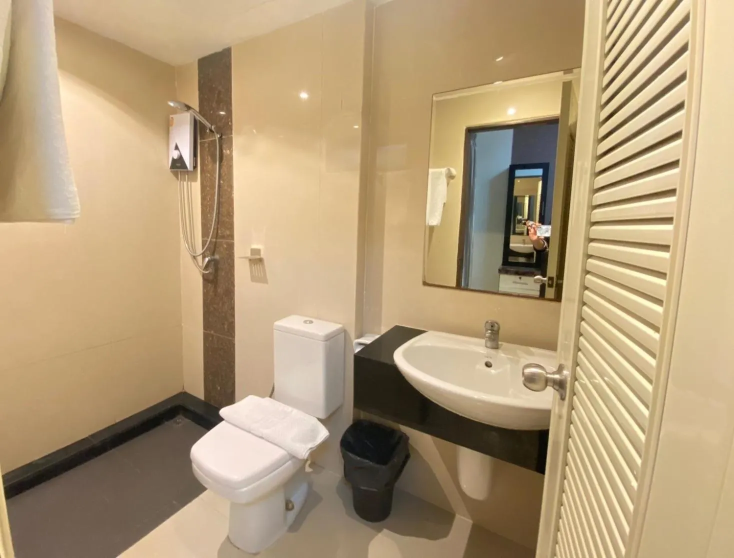 Bathroom in Leelawadee Modern Resort Huaykwang - ลีลาวดี ห้วยขวาง