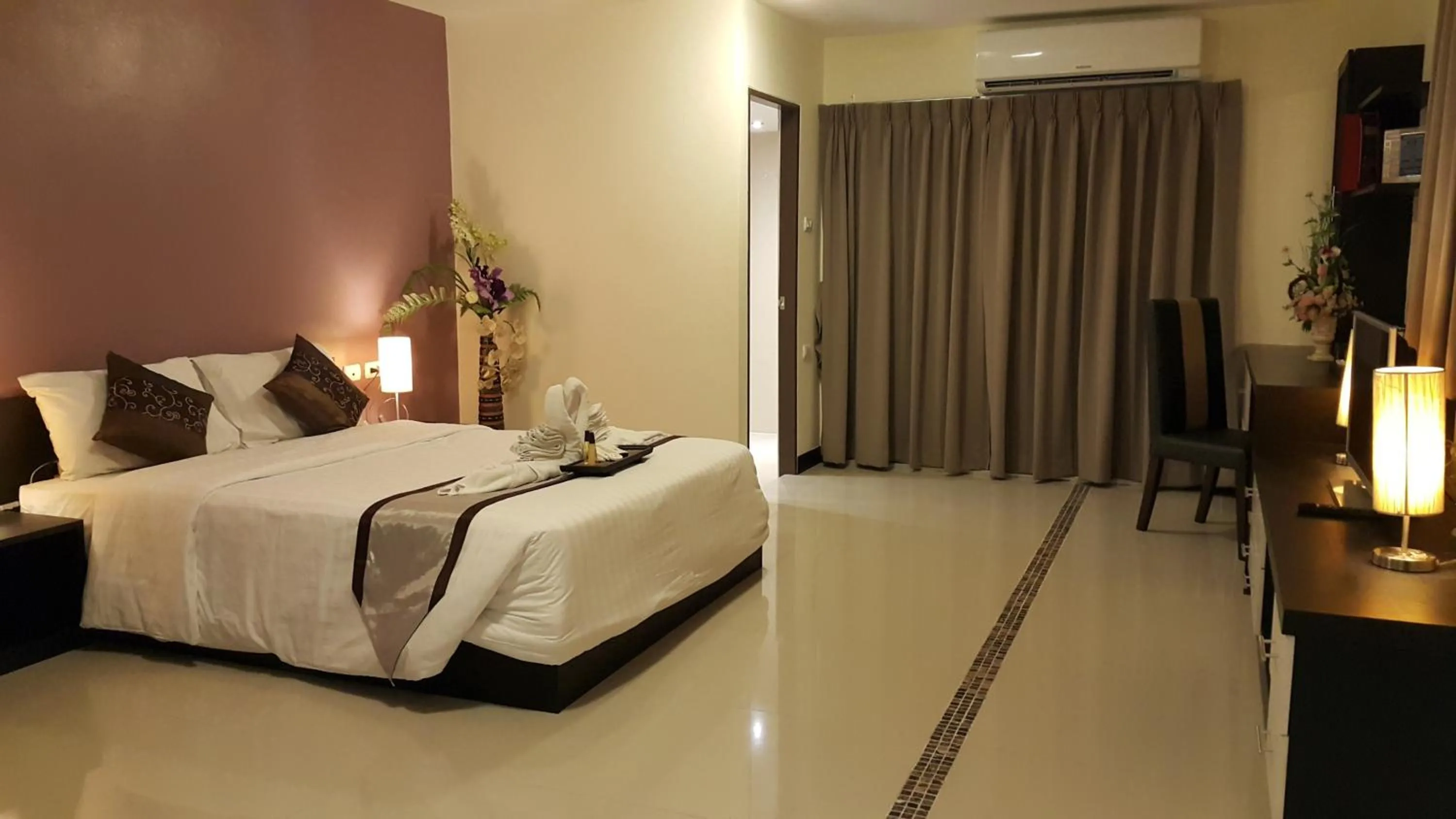 Photo of the whole room, Bed in Leelawadee Modern Resort Huaykwang - ลีลาวดี ห้วยขวาง