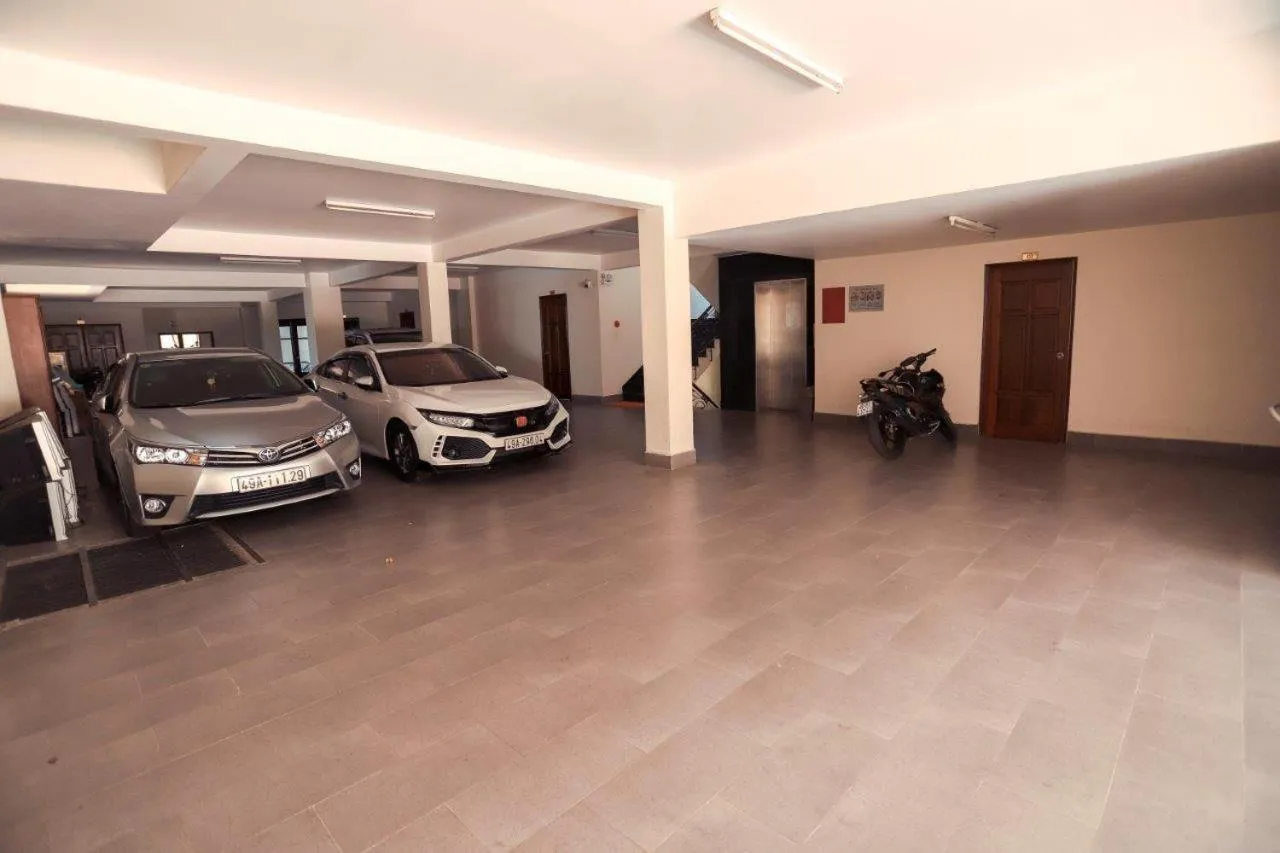 Parking in Hùng Phong Hotel - Near Dalat Market