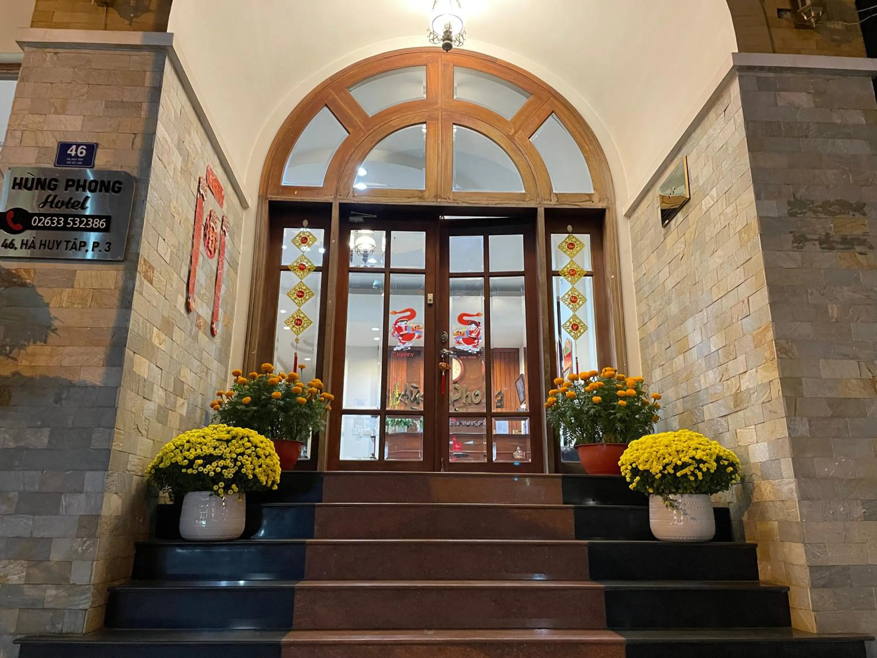 Facade/entrance in Hùng Phong Hotel - Near Dalat Market