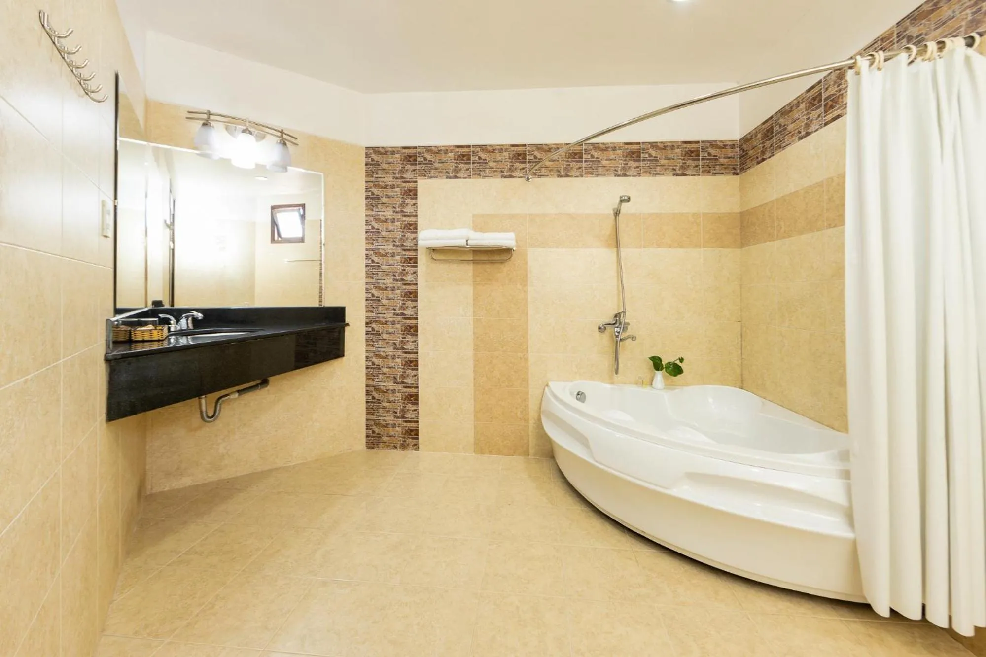 Shower in Hùng Phong Hotel - Near Dalat Market