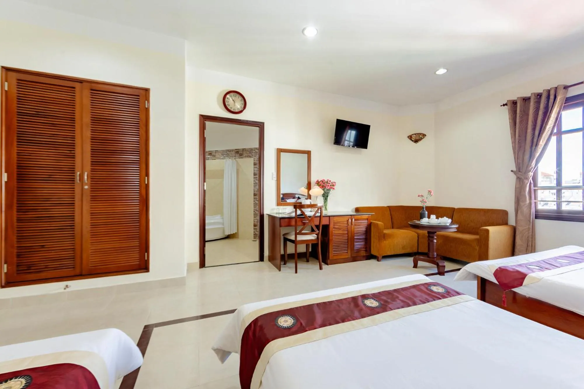 minibar, Bed in Hùng Phong Hotel - Near Dalat Market