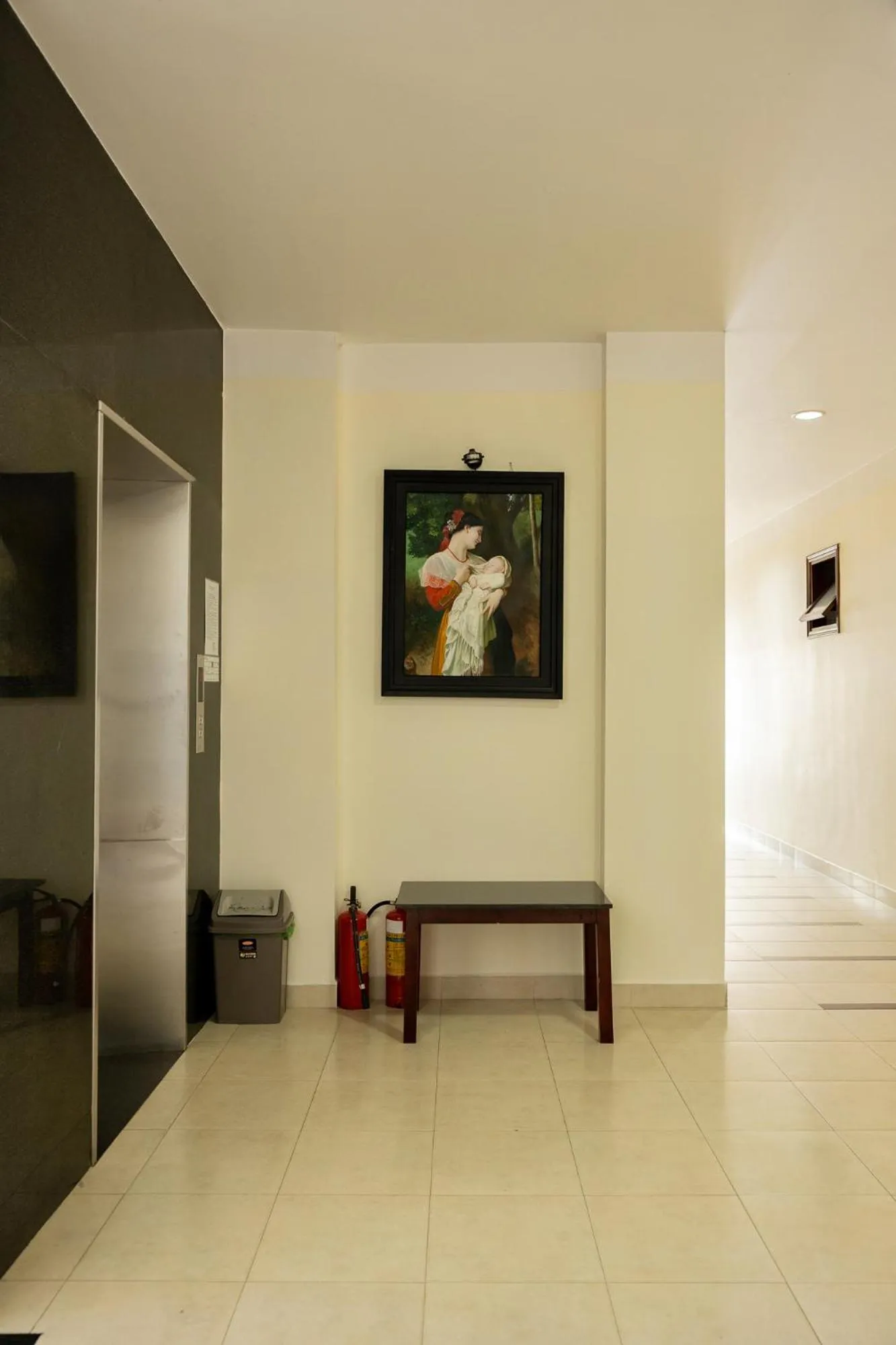 Decorative detail in Hùng Phong Hotel - Near Dalat Market