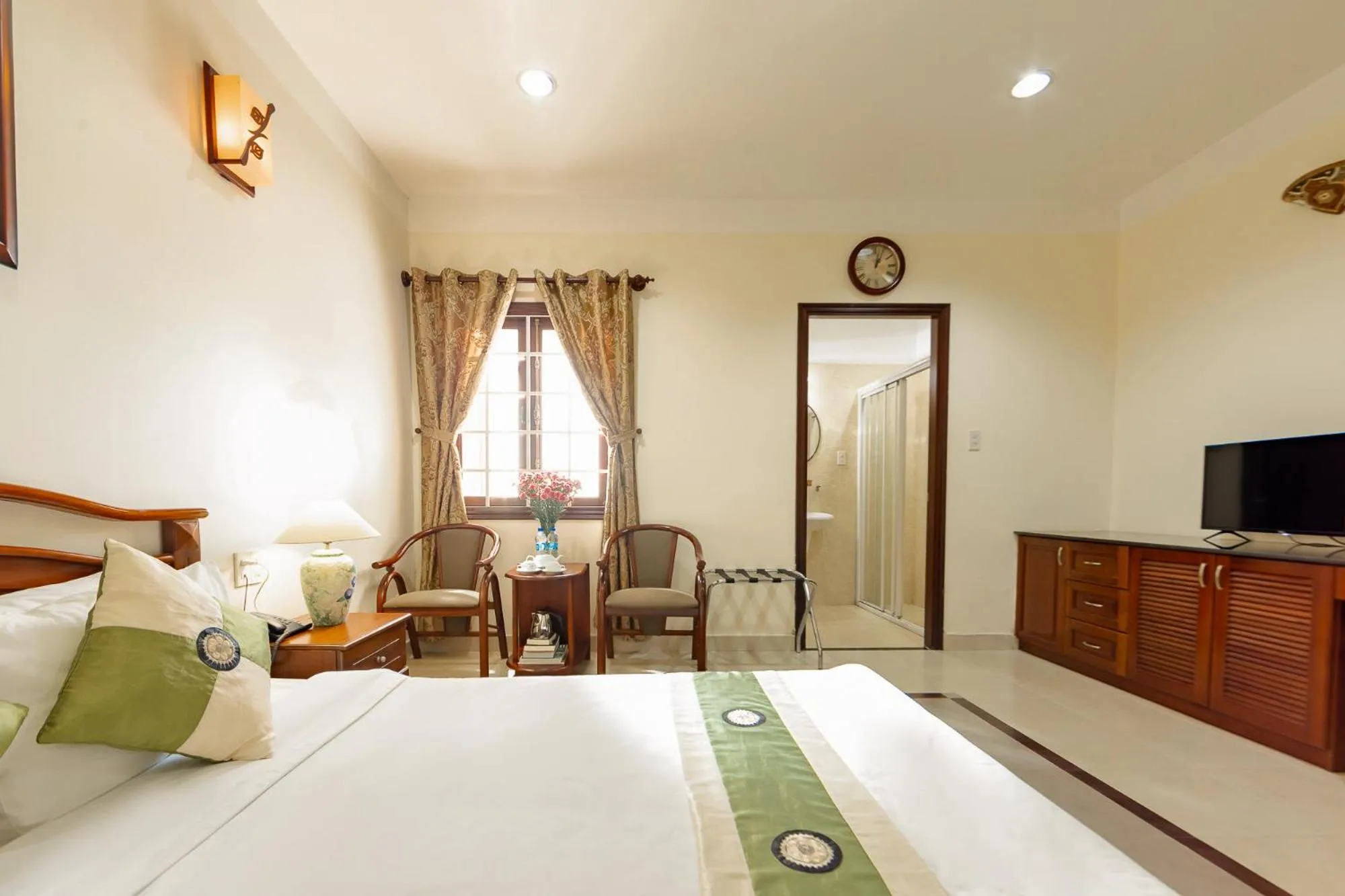 Photo of the whole room, Bed in Hùng Phong Hotel - Near Dalat Market